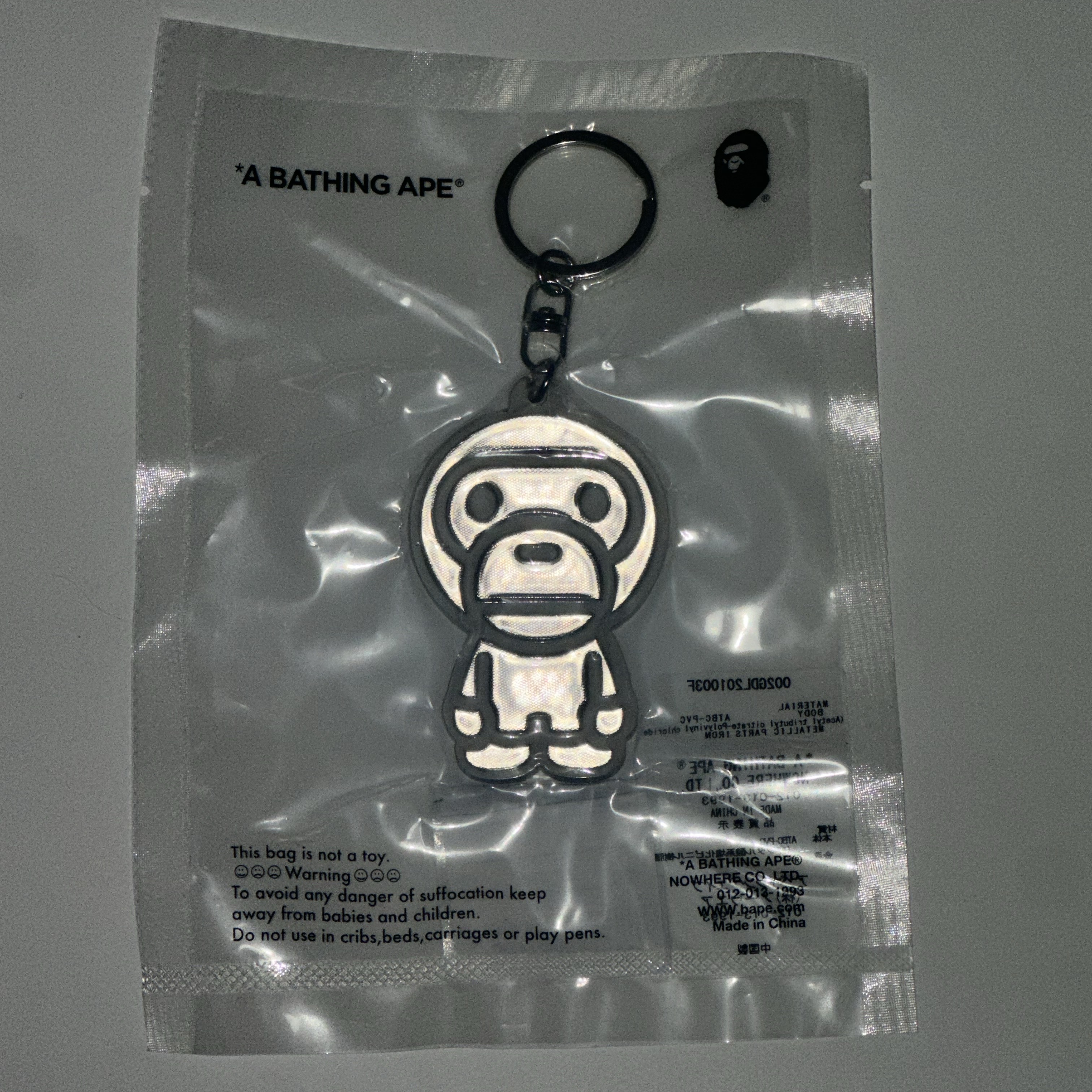 BAPE Baby Milo Reflective Keychain White 착용 스타일 - 2