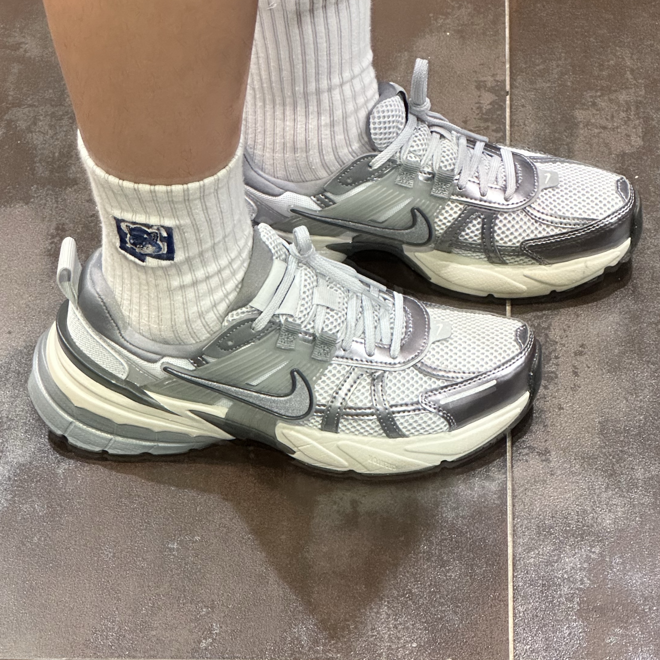 Nike V2K Run Pure Platinum Wolf Grey 착용 스타일