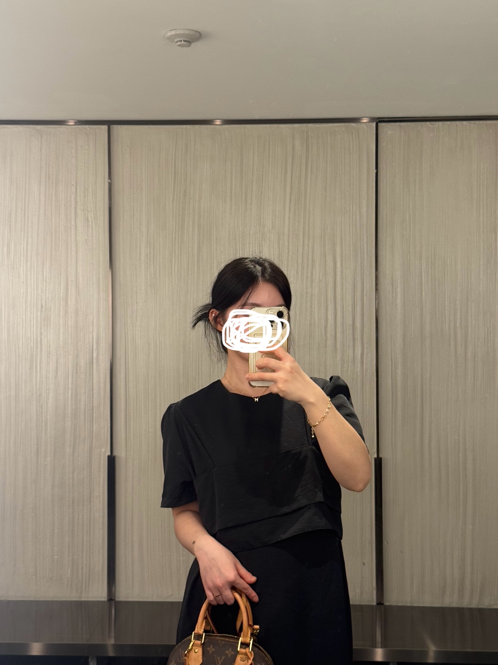 Louis Vuitton Alma BB Monogram 착용 스타일 - 1