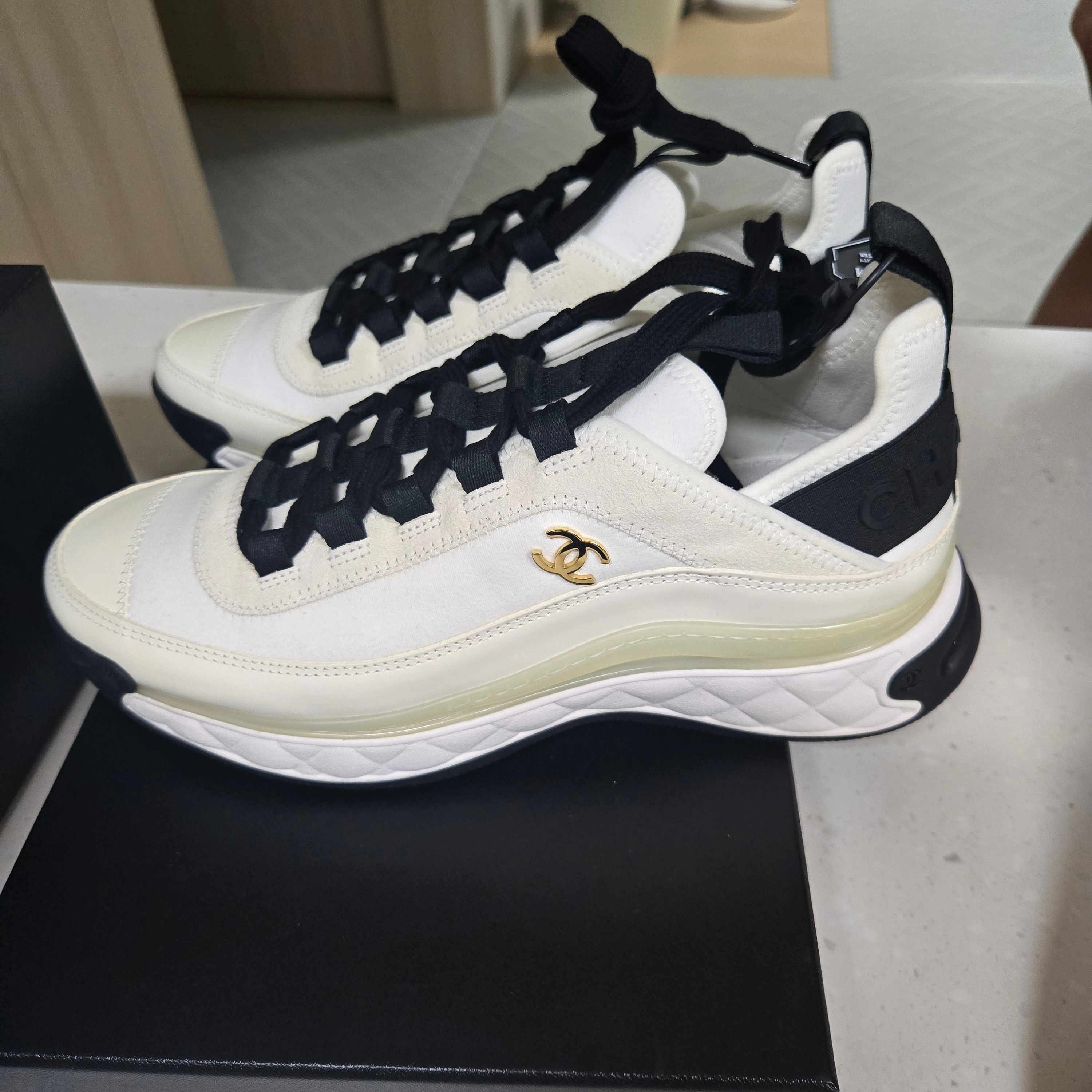 (W) Chanel Mixed Fibers Sneakers Velvet Calfskin & Gold Ivory 착용 스타일 - 7