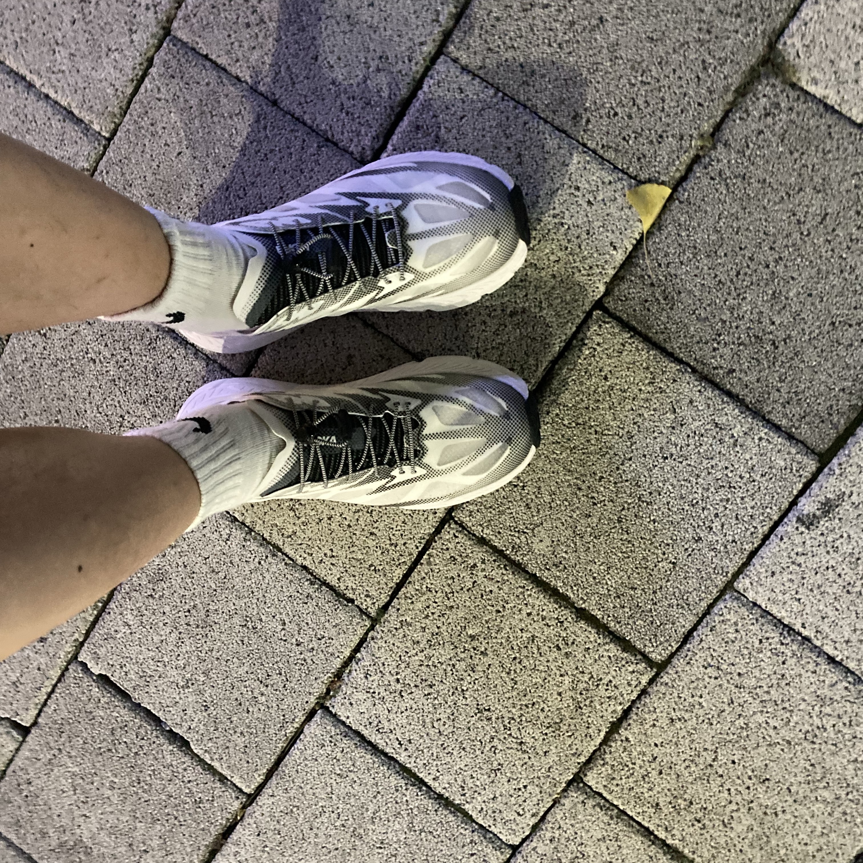 Hoka Mafate Speed 4 Lite White Black 착용 스타일
