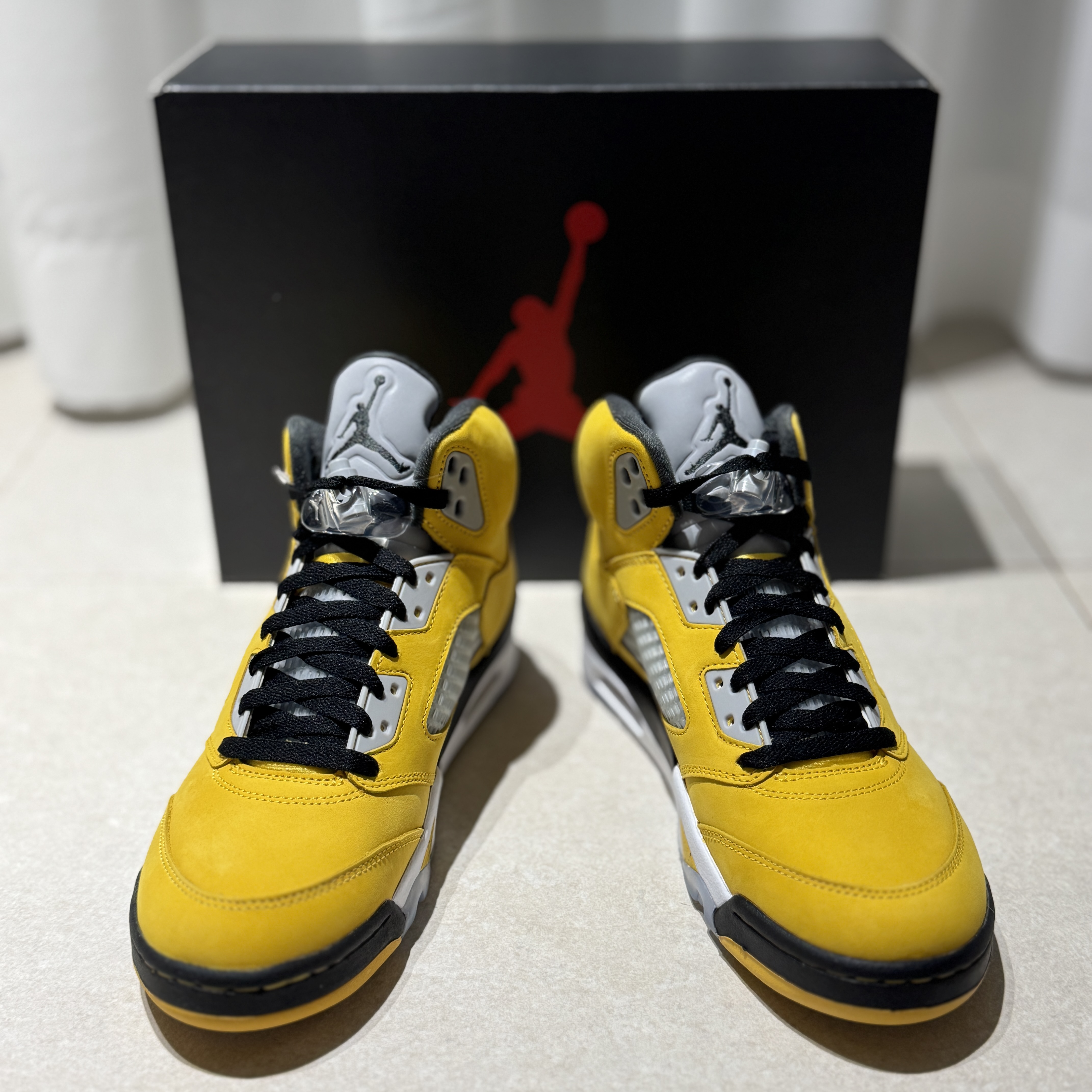 Jordan 5 Retro Varsity Maize and Wolf Grey 착용 스타일 - 2