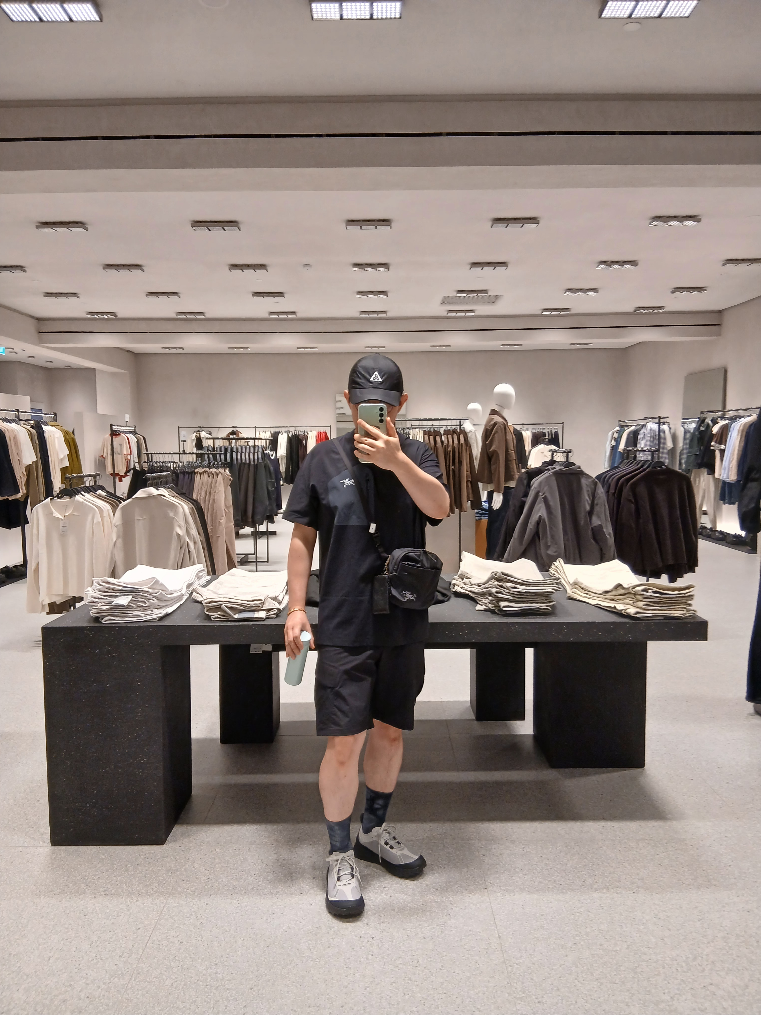 Nike ACG Trail Cap Black, Arc'teryx Konseal Pocket T-Shirt Black Grey 착용 스타일 - 1