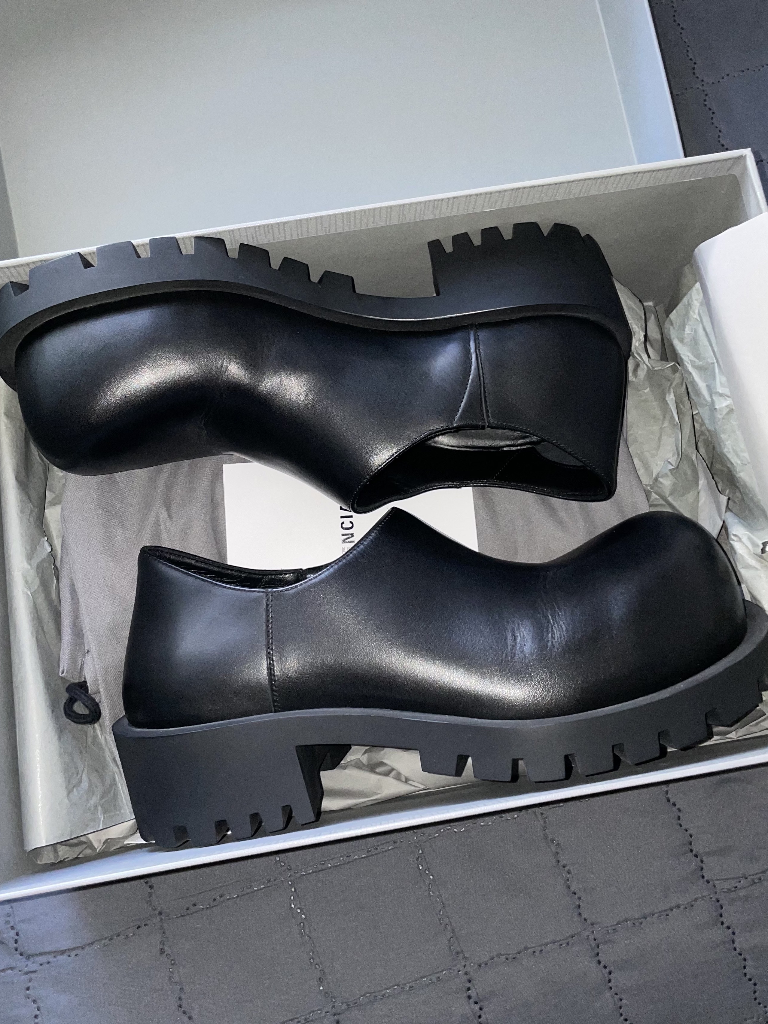 Balenciaga Hummer Derby Black 착용 스타일 - 1