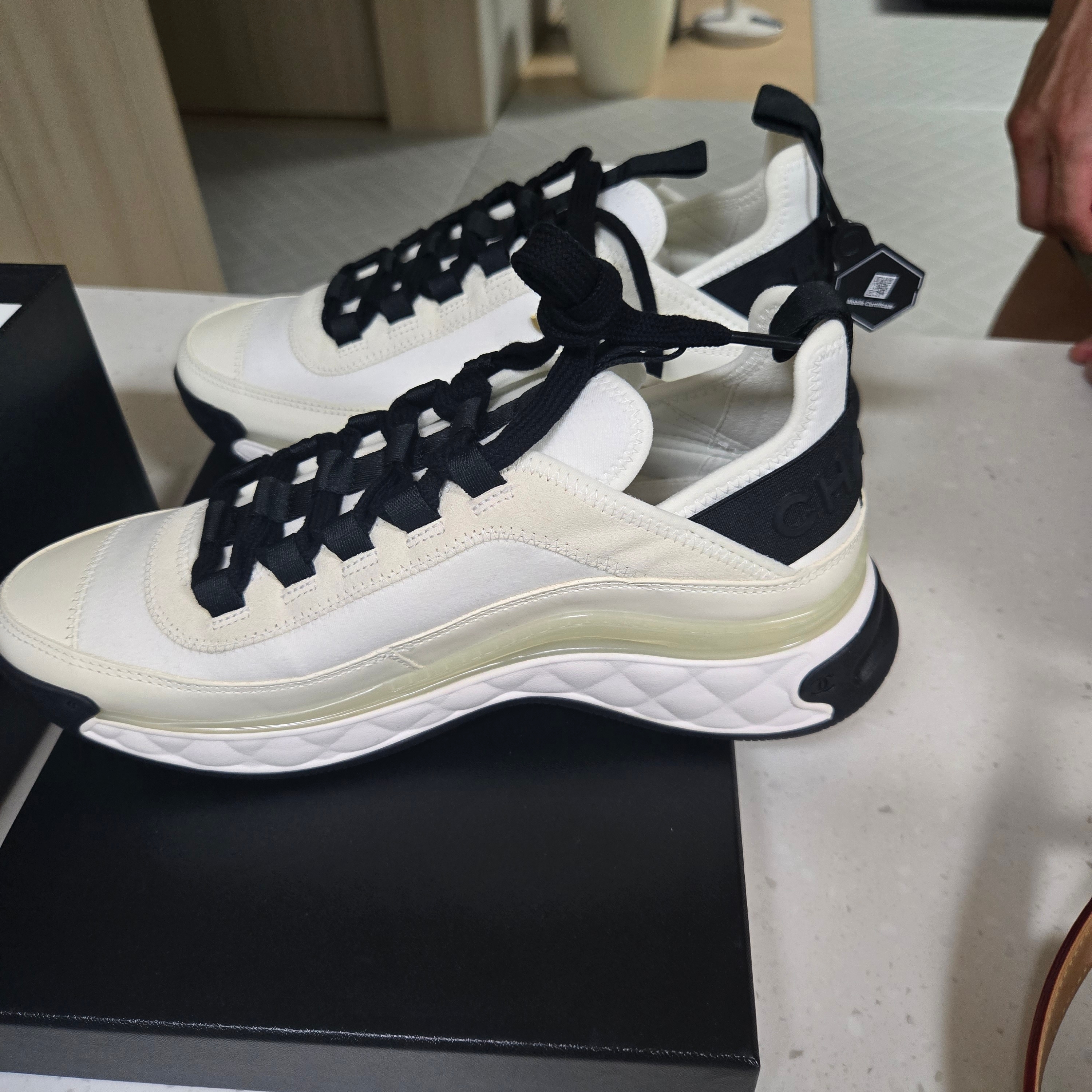 (W) Chanel Mixed Fibers Sneakers Velvet Calfskin & Gold Ivory 착용 스타일 - 4