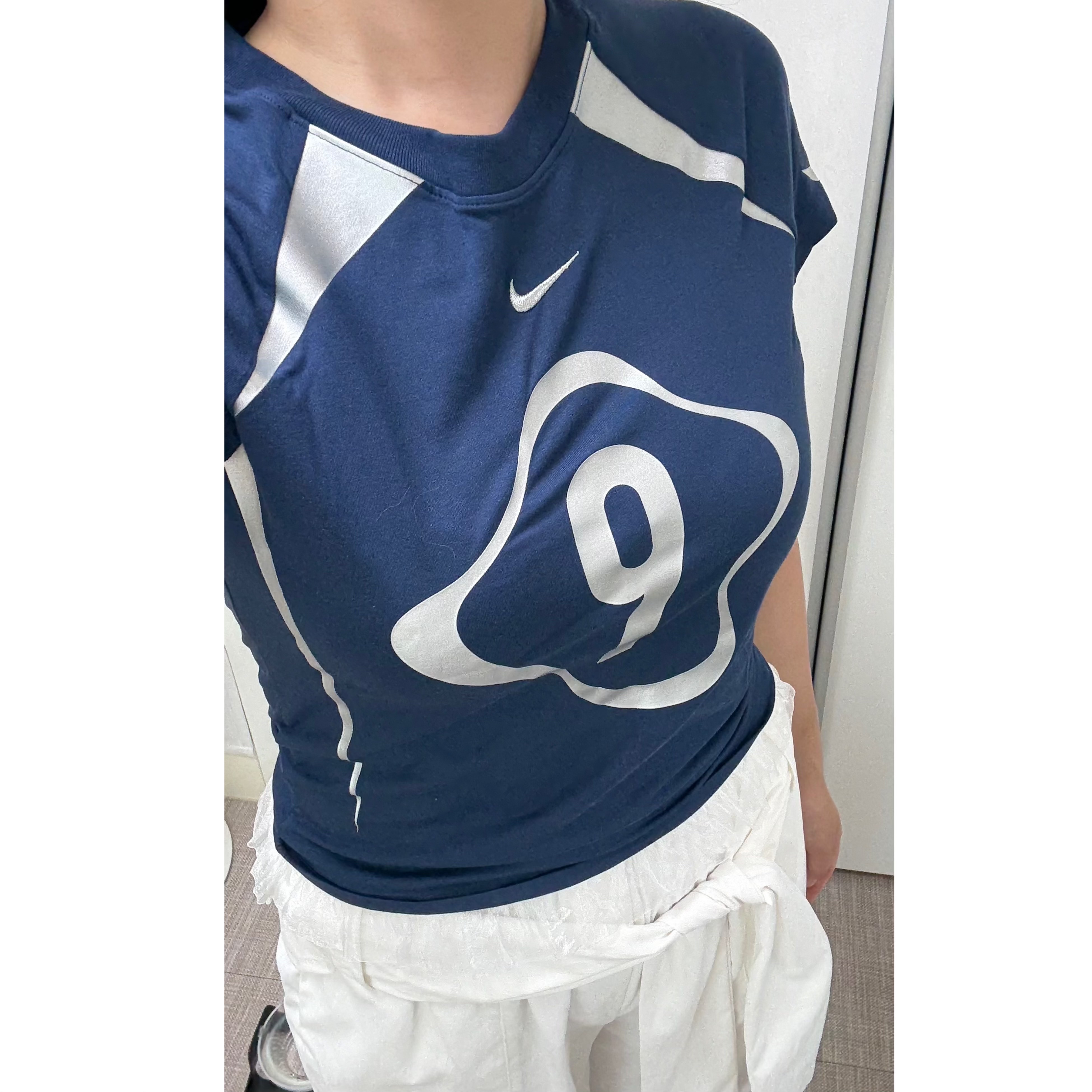 (W) Nike NSW Chill Knit Graphic T-Shirt Midnight Navy 착용 스타일 - 3