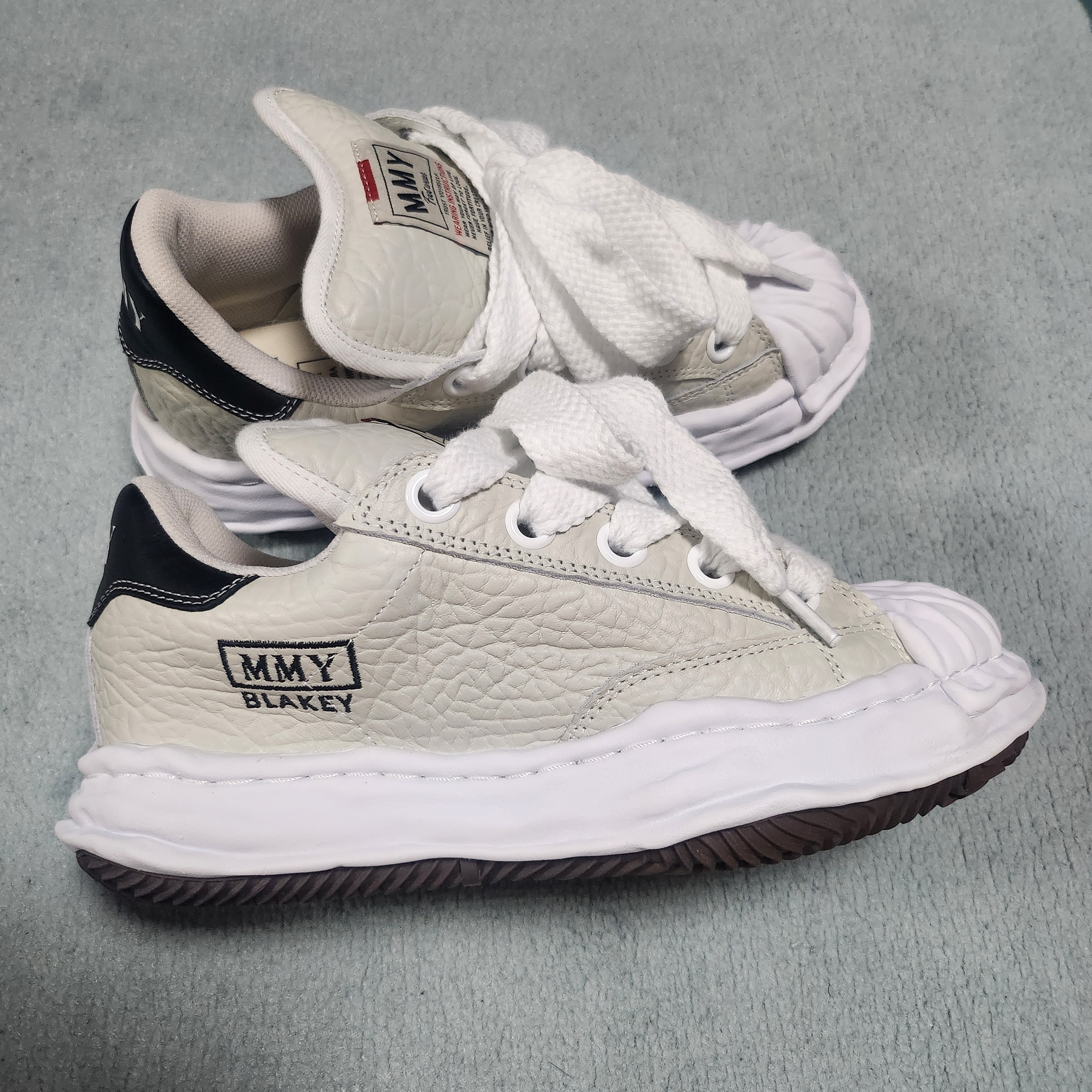Maison Mihara Yasuhiro Blakey Puffer OG Sole Monster Leather Low-top Sneakers White 착용 스타일 - 3
