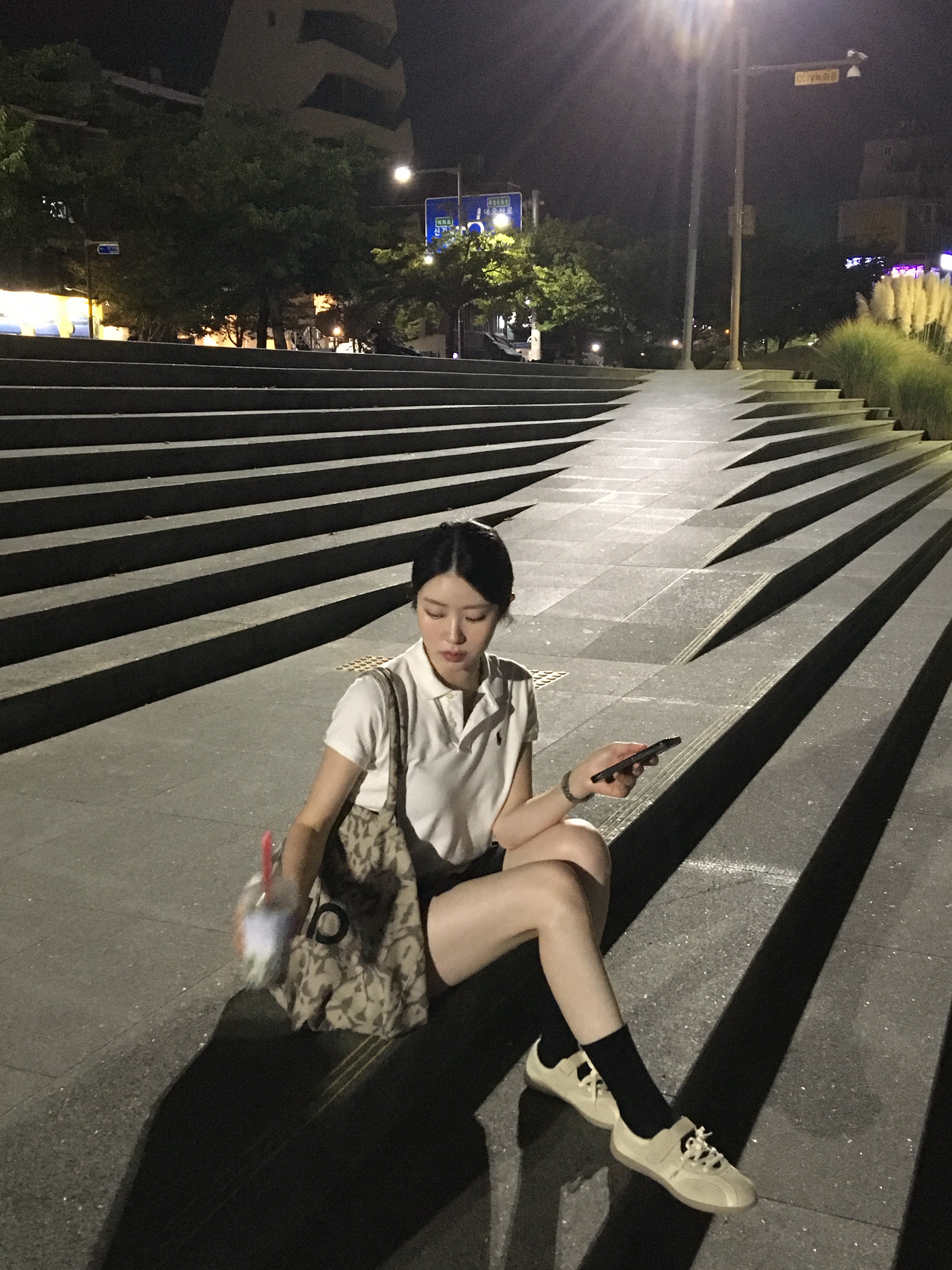Alo Yoga Iconic Shopper Tote Bag Grey Tiedye 착용 스타일 - 4