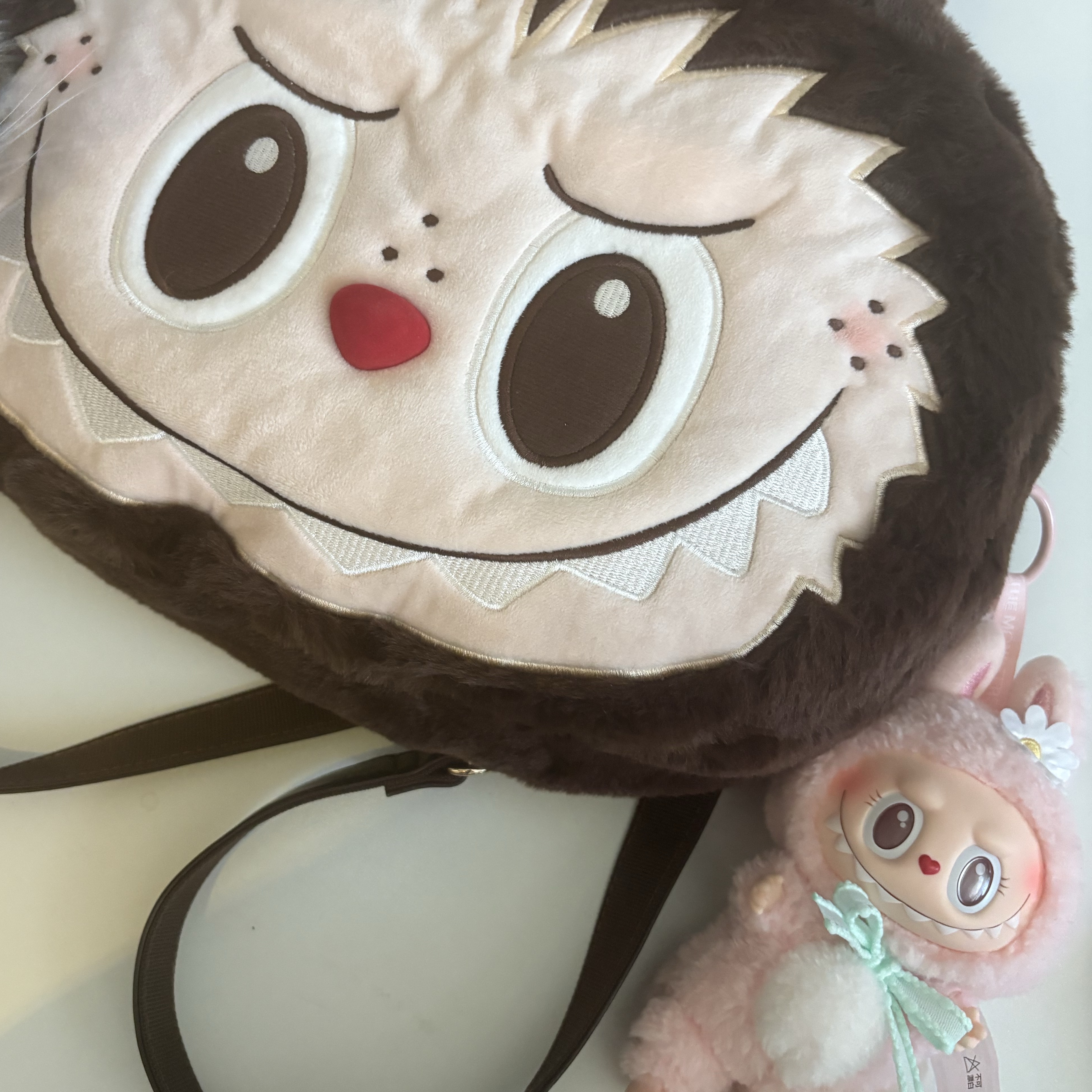 Pop Mart Labubu Classic Bag Series LABUBU Big Head Backpack, Pop Mart Labubu Mokoko Close to Sweet Vinyl Plush Pendant 착용 스타일
