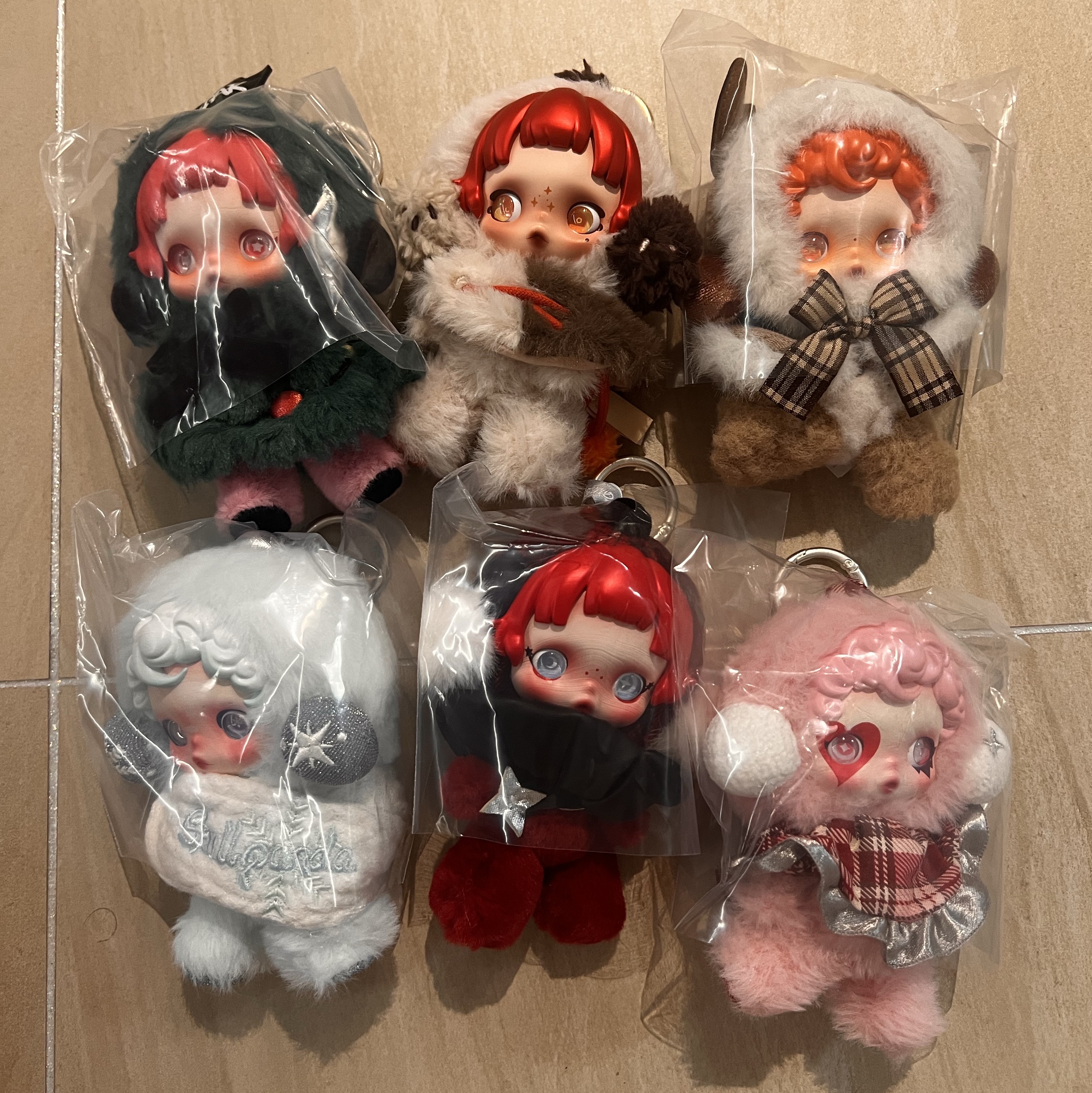 Pop Mart Skullpanda Winter Symphony Series Keyring Sealed Case (6 Blind Boxes) 착용 스타일