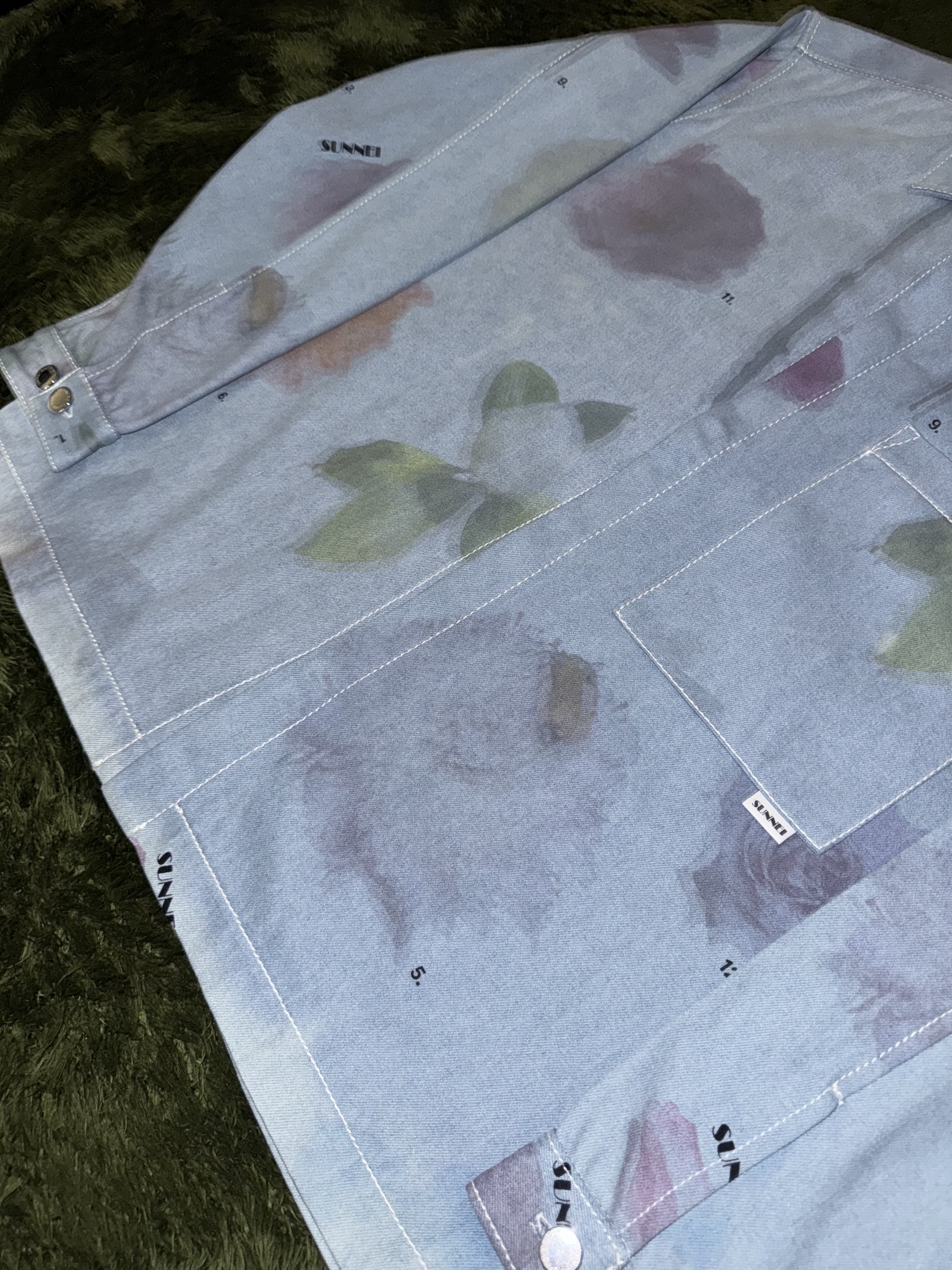 Sunnei Floral Printed Denim Shirt Light Wash 착용 스타일 - 3