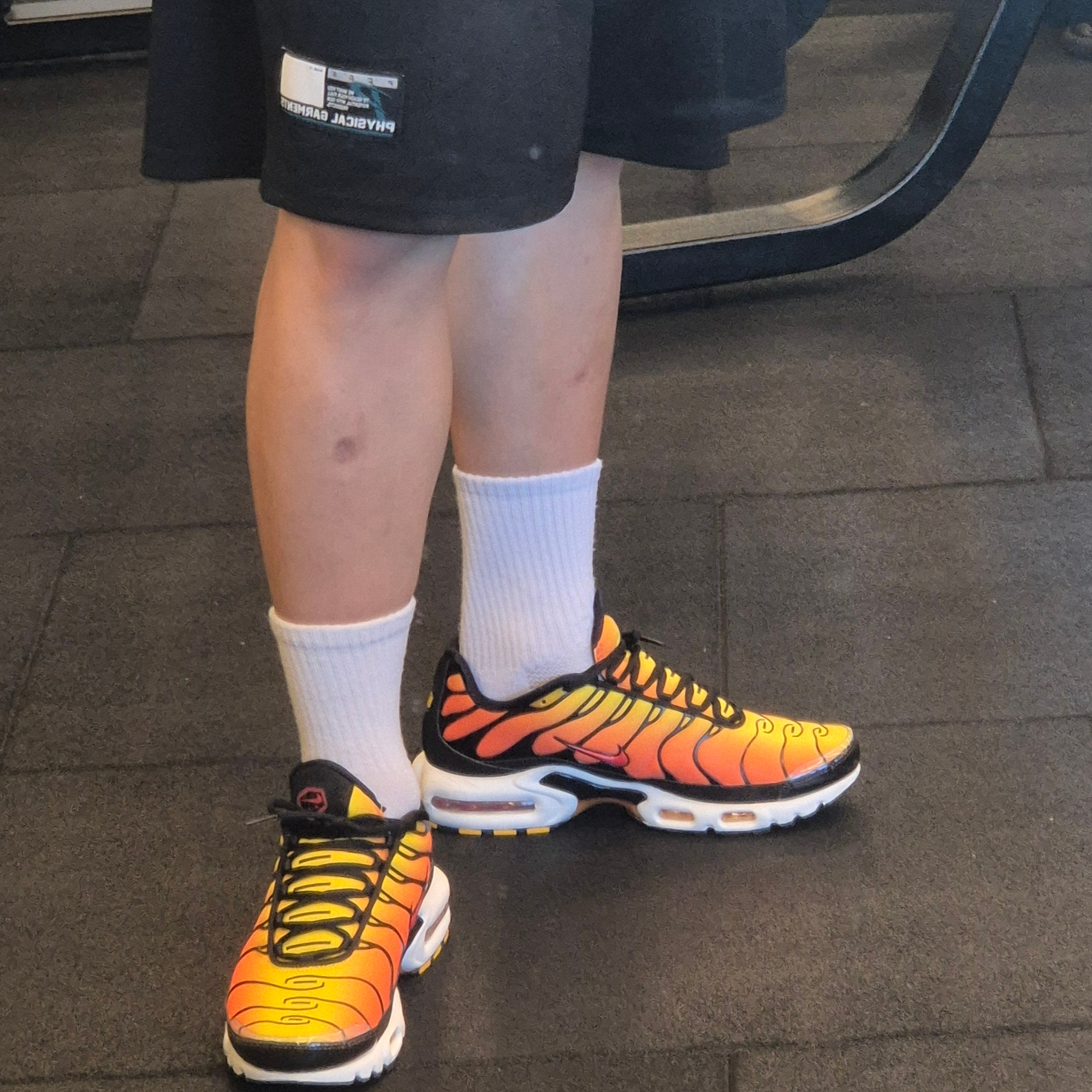 Nike Air Max Plus Bright Ceramic and Tour Yellow 착용 스타일