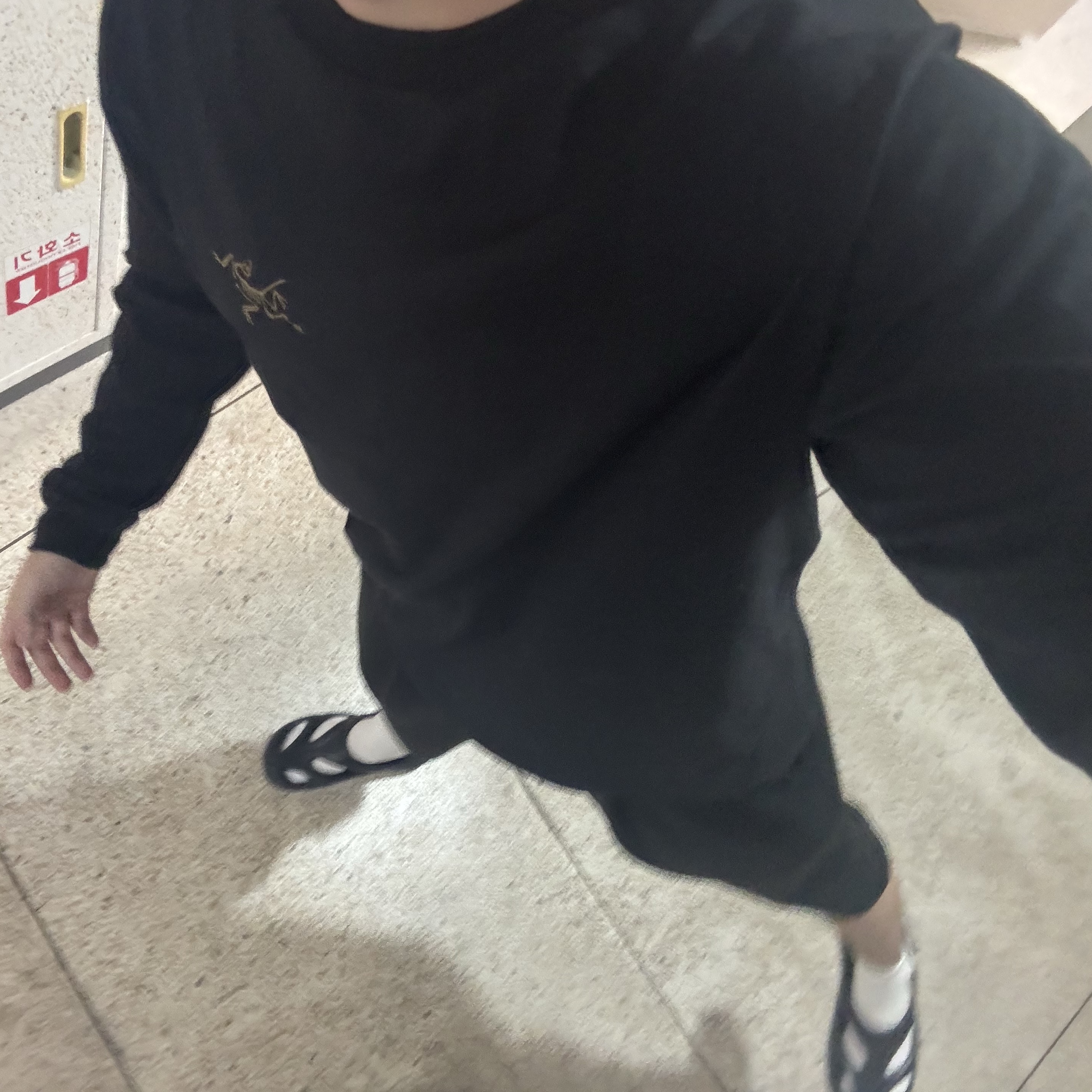 Arc'teryx Kragg Cotton LS T-Shirt 24K Black, Keen Shanti Slide Men Black 착용 스타일