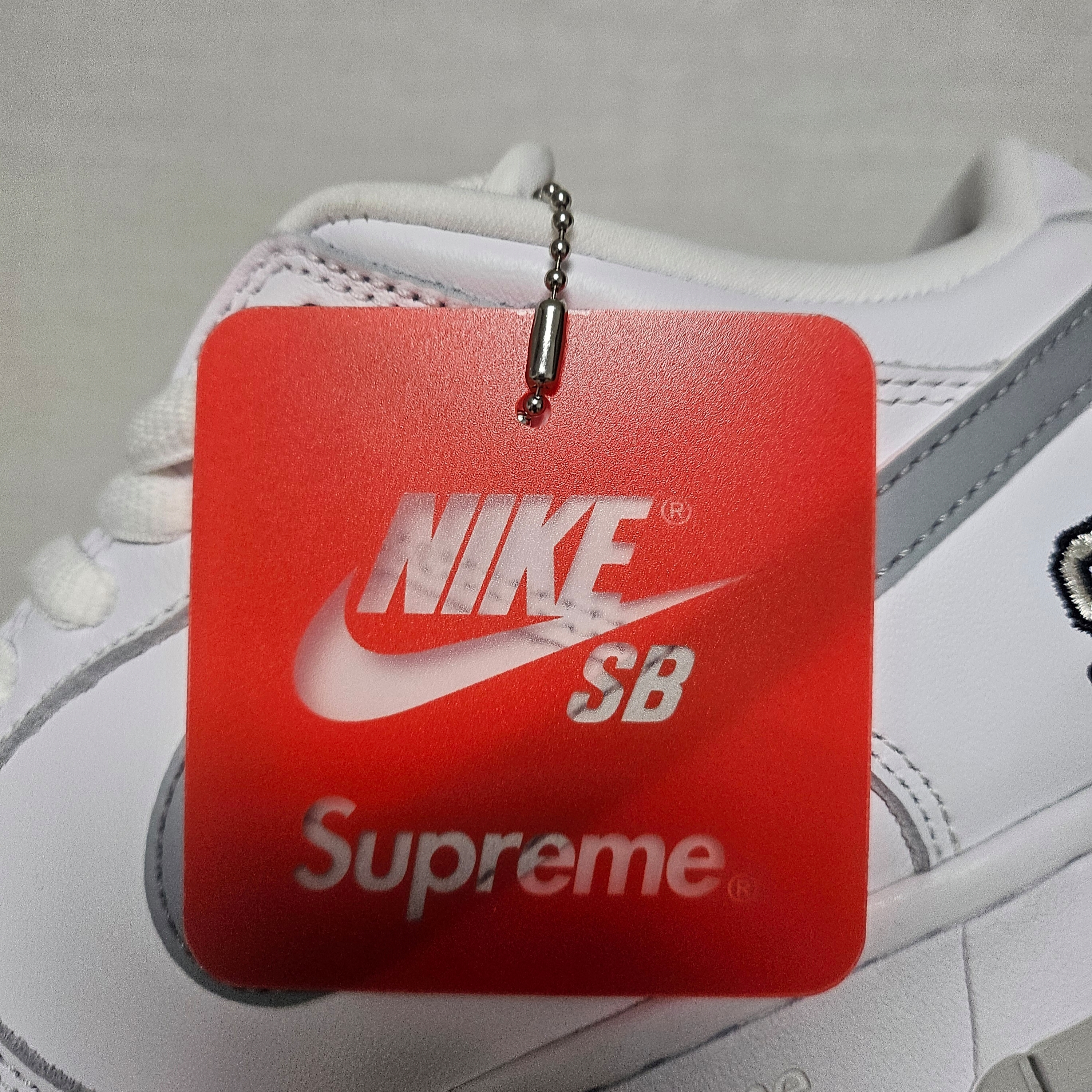 Nike x Supreme SB Dunk Low White 착용 스타일 - 3