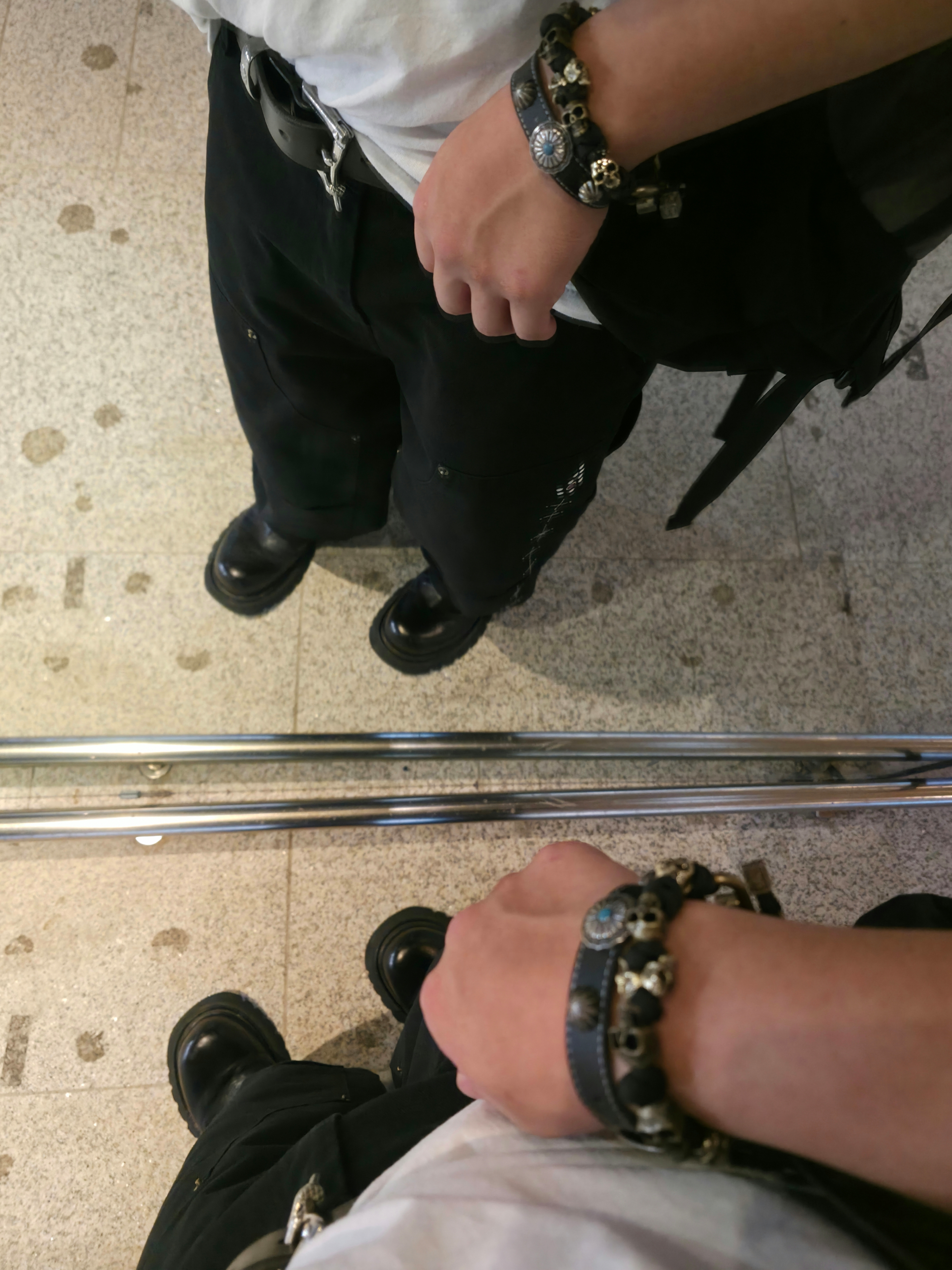 Aoiro Fake Stud Cutted Double Knee Pants Denim Black, Our Legacy Ladon Leather Keychain Black 착용 스타일 - 4