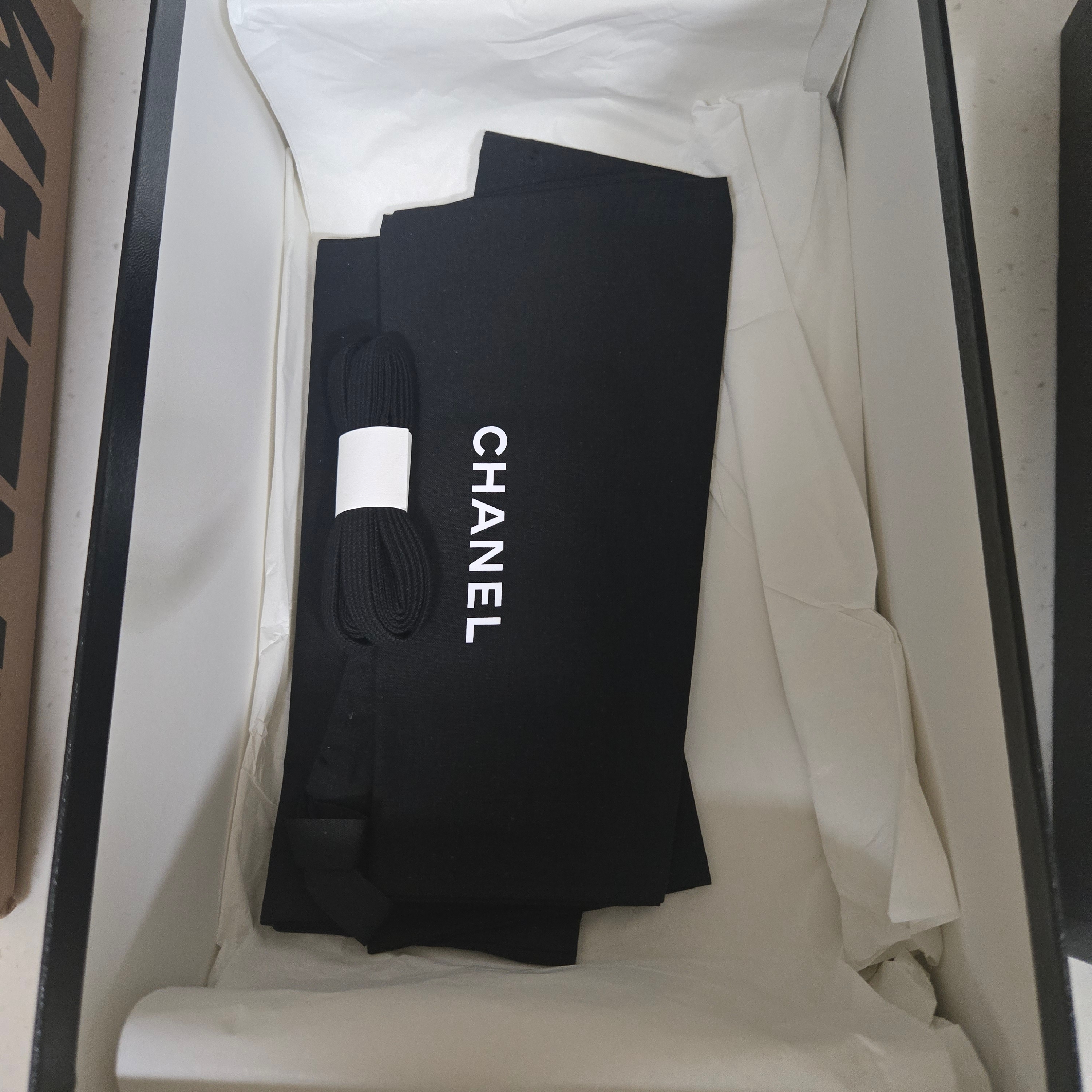 (W) Chanel Mixed Fibers Sneakers Velvet Calfskin & Gold Ivory 착용 스타일 - 2