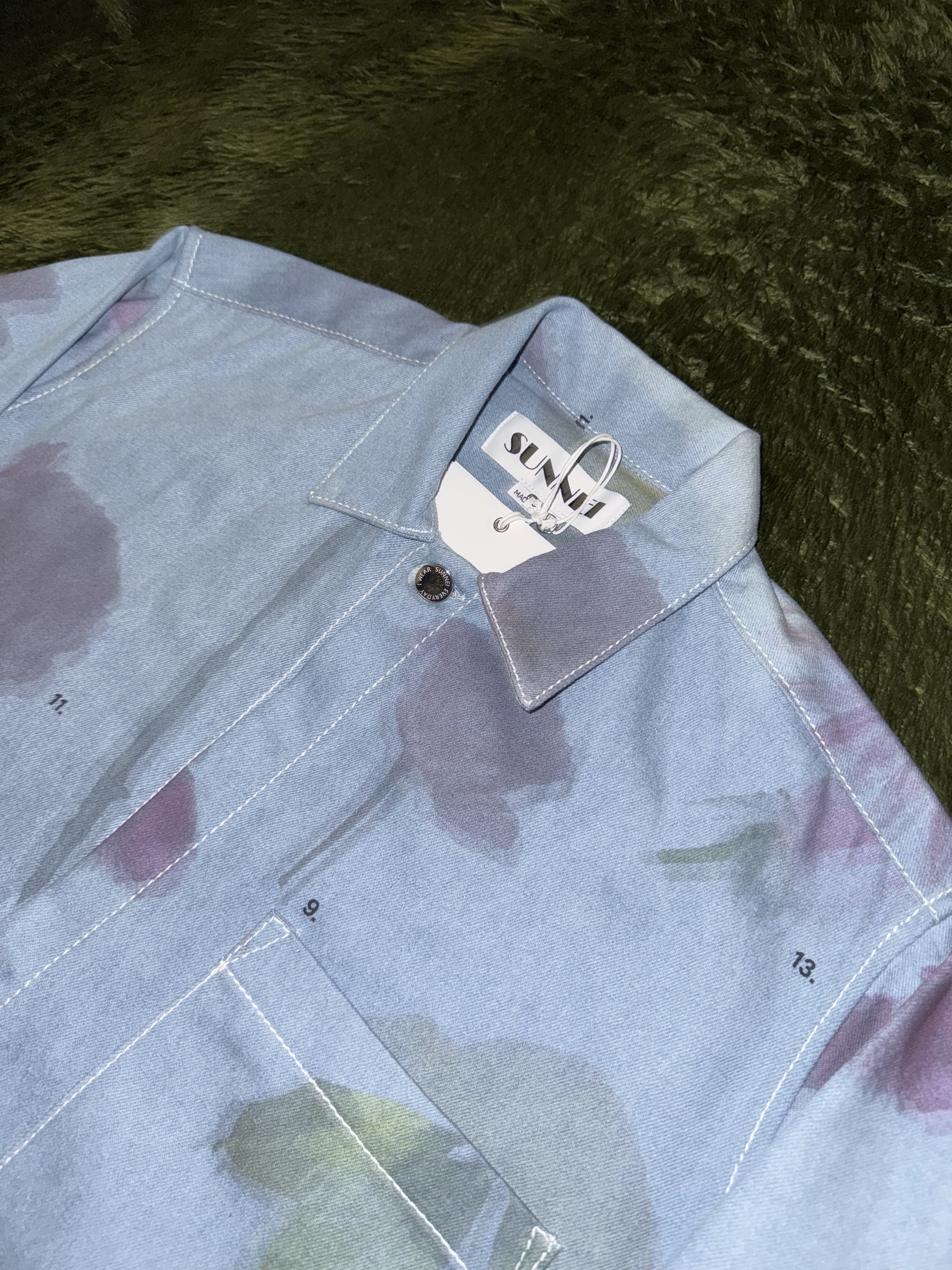 Sunnei Floral Printed Denim Shirt Light Wash 착용 스타일 - 2