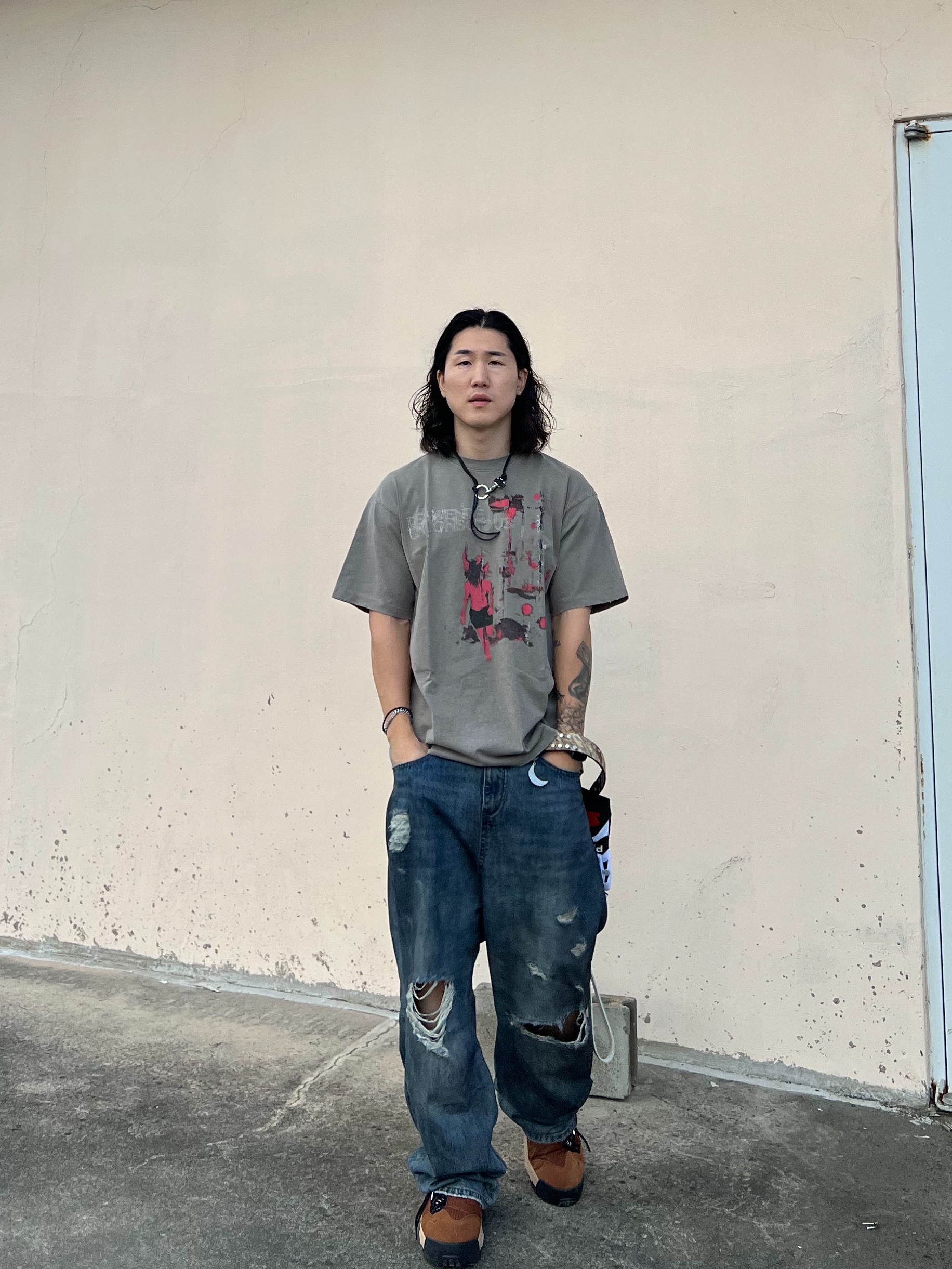 Awende Red Veil T-shirt Charcoal, Awende Dirty Washing Jean 착용 스타일 - 2