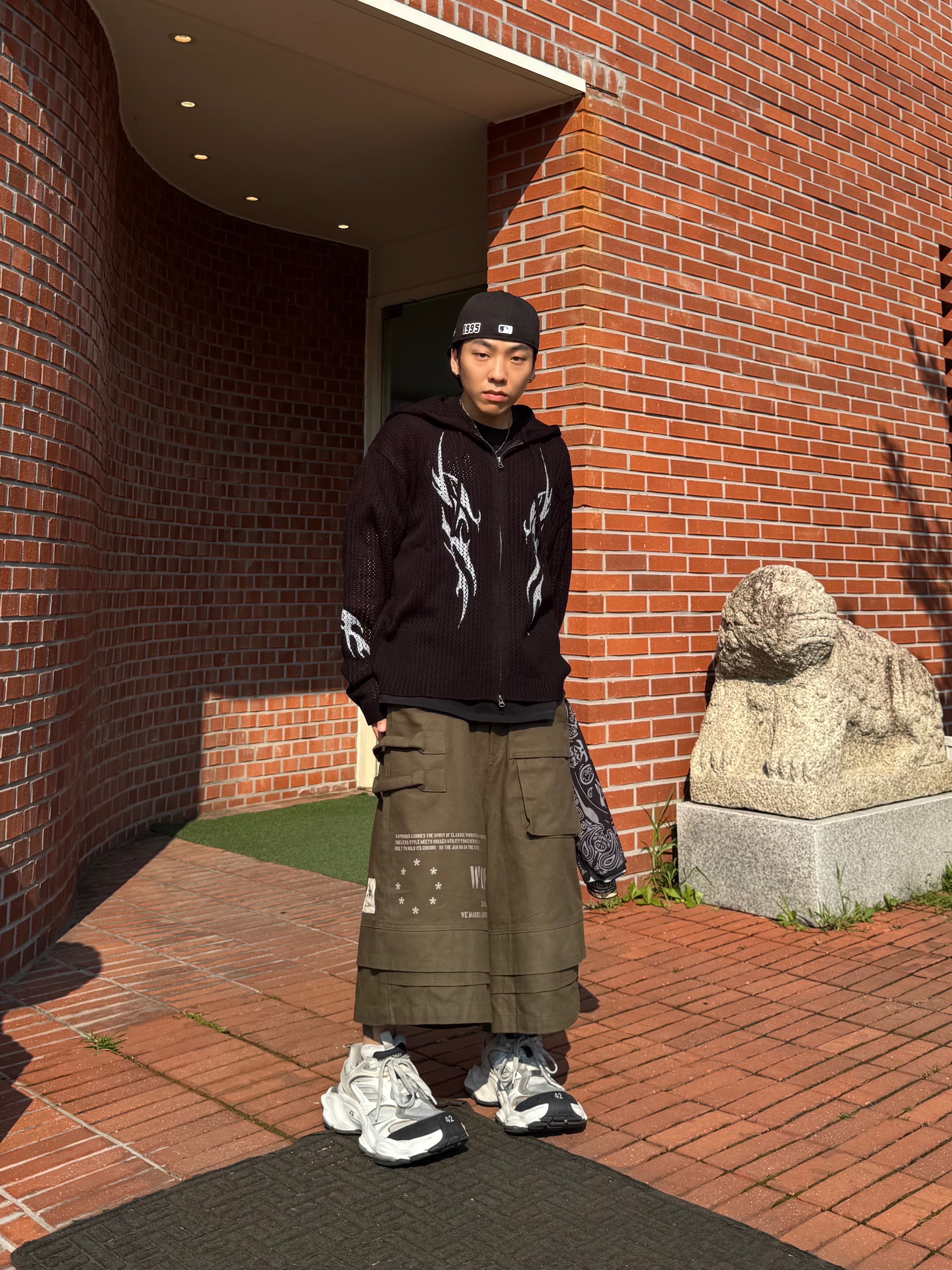 Balenciaga Cargo Sneakers White Grey, Wapworks Engineered Oxford Bermuda Khaki 착용 스타일 - 2