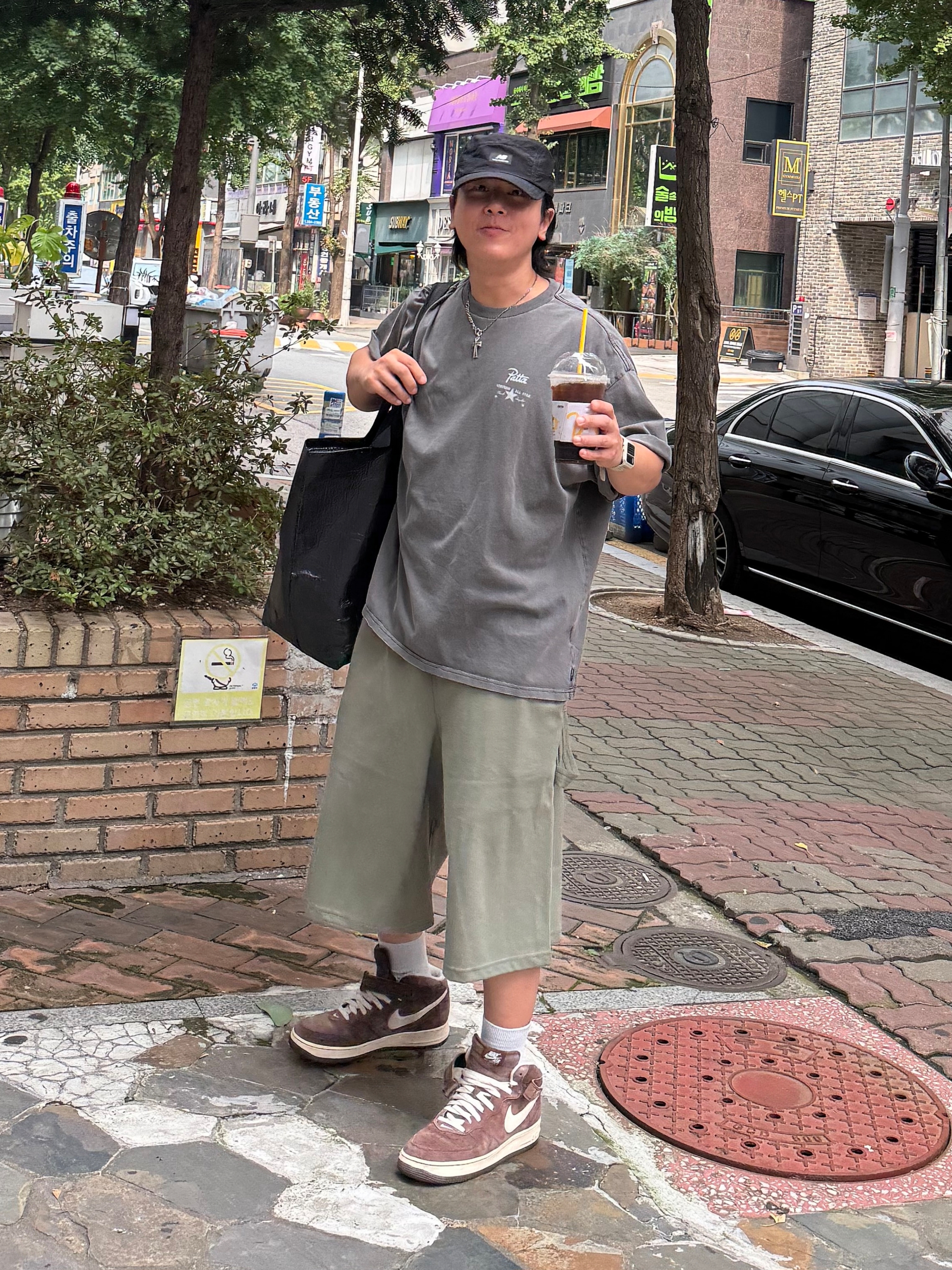 Converse x Patta Four Leaf Clover Short Sleeve T-Shirt Black, Nike Air Force 1 Mid '07 QS Chocolate 착용 스타일 - 4