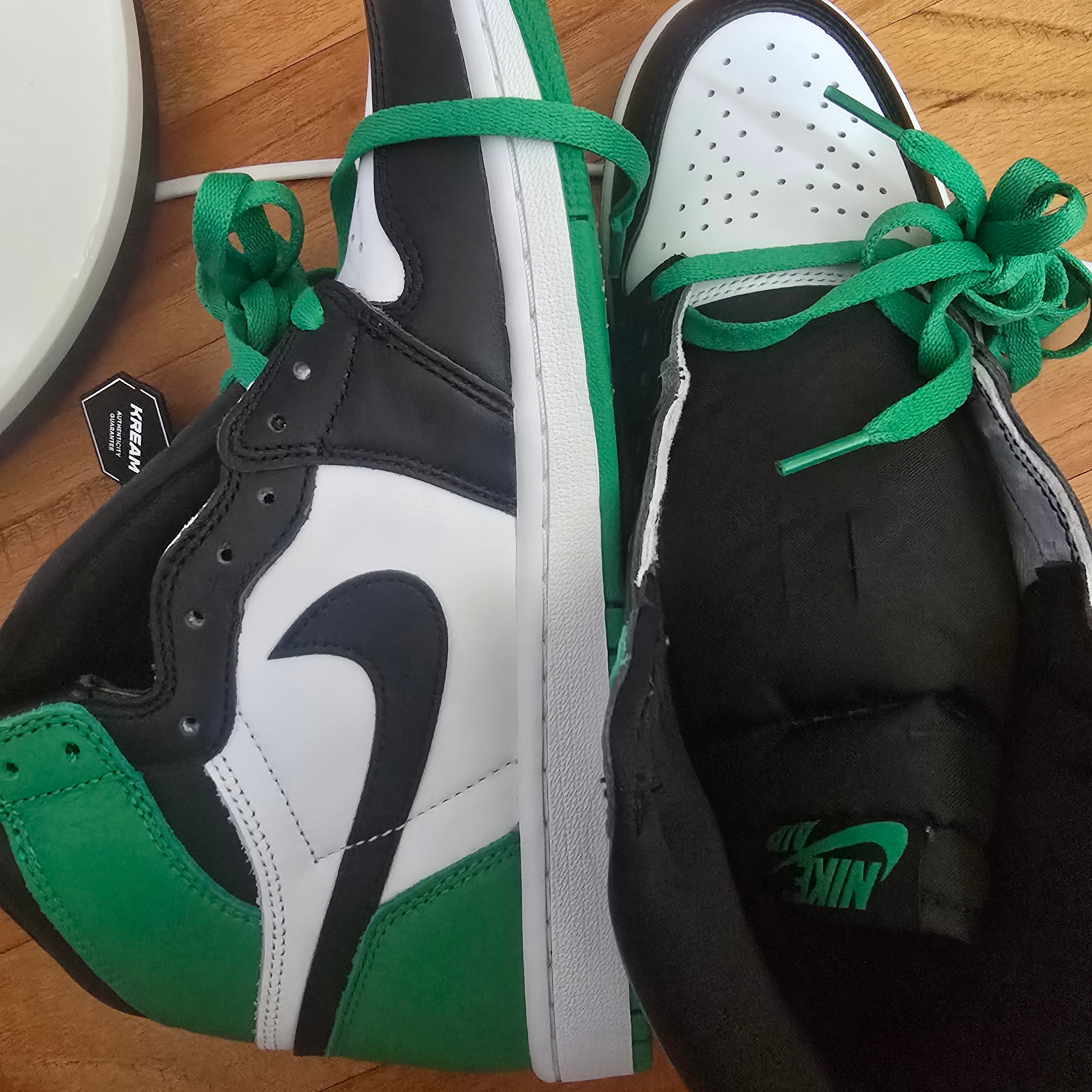 Jordan 1 Retro High OG Black and Lucky Green 착용 스타일
