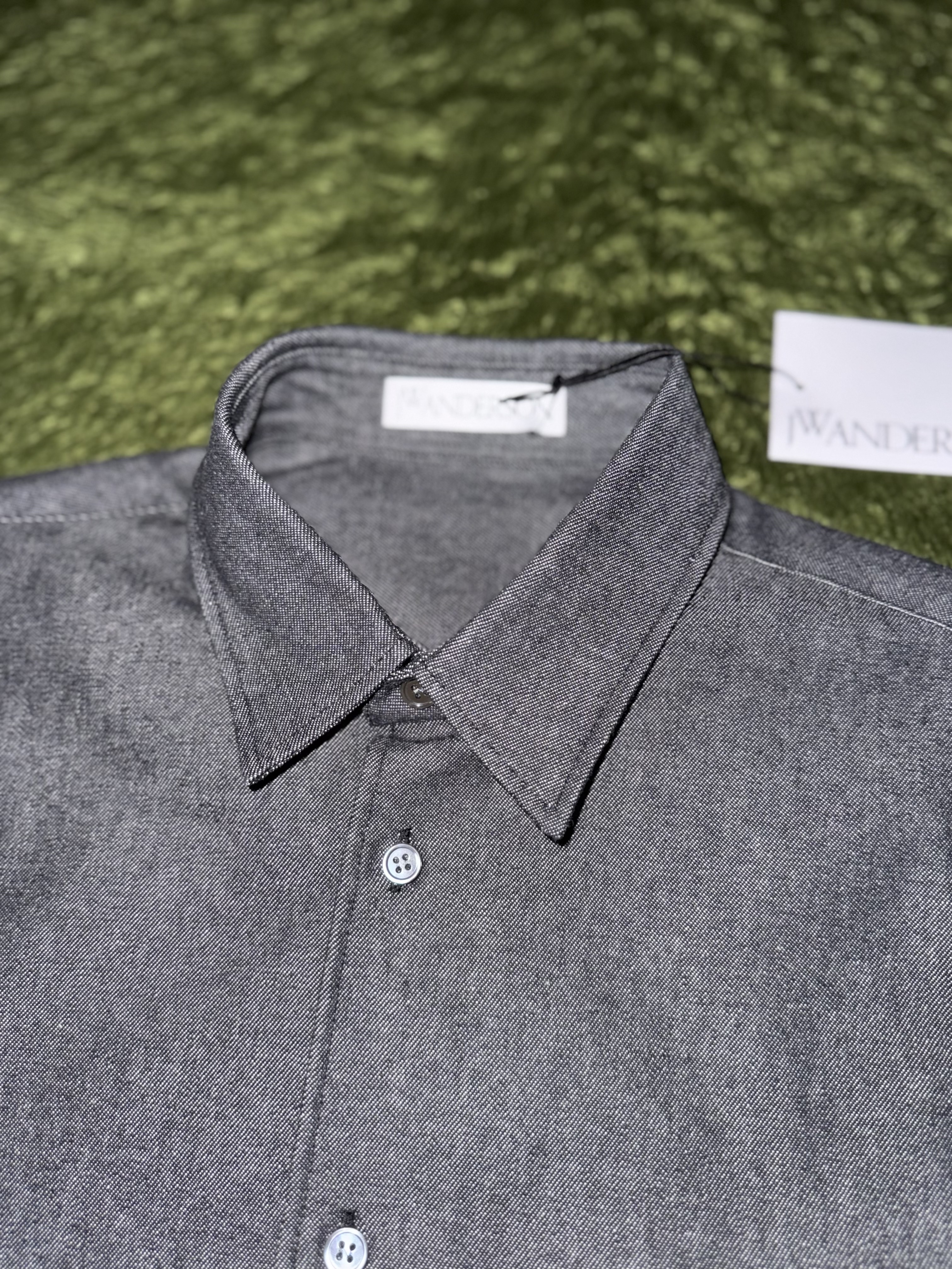 JW Anderson Two Tone Classic Fit Shirt Chambray Black 착용 스타일 - 4