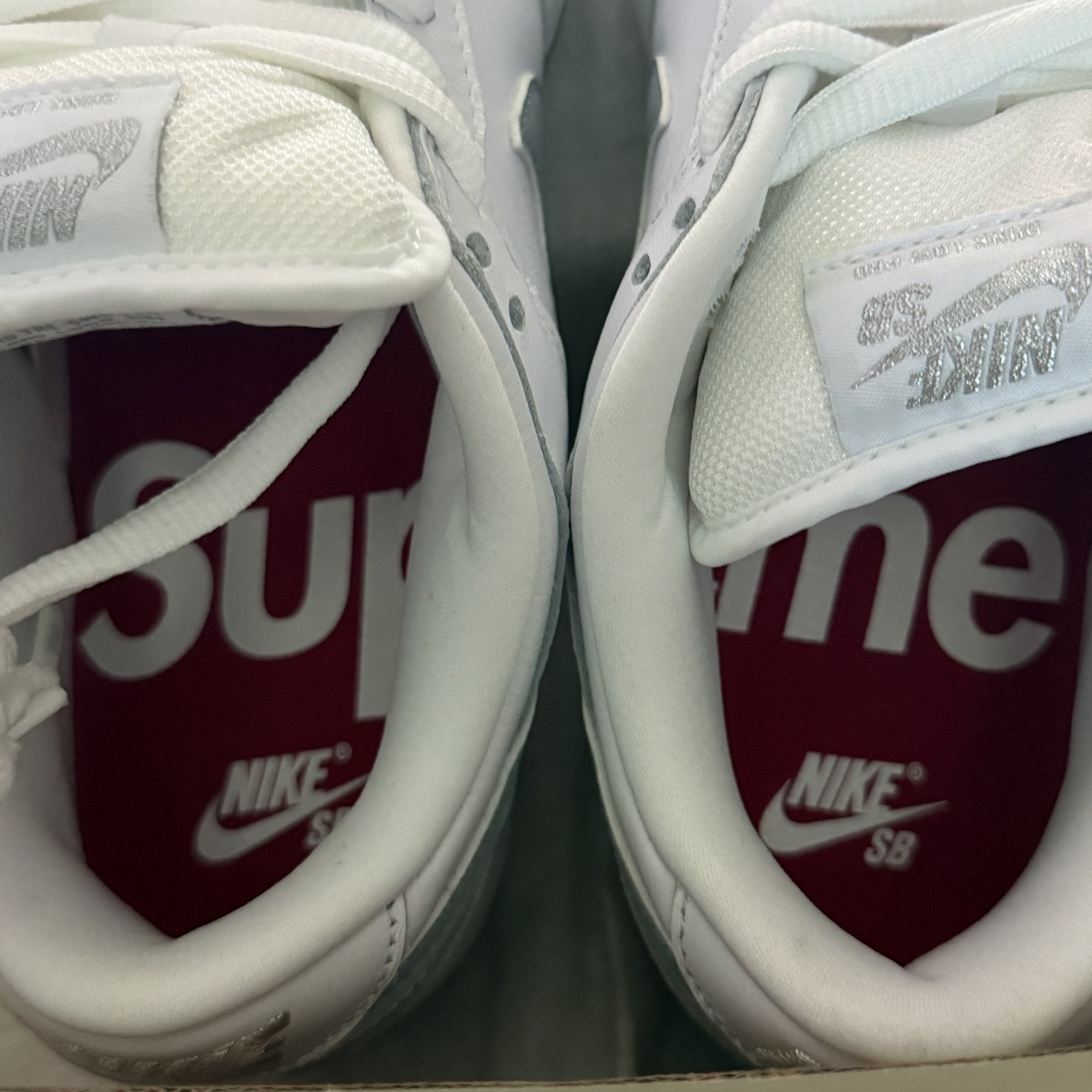 Nike x Supreme SB Dunk Low White 착용 스타일 - 3