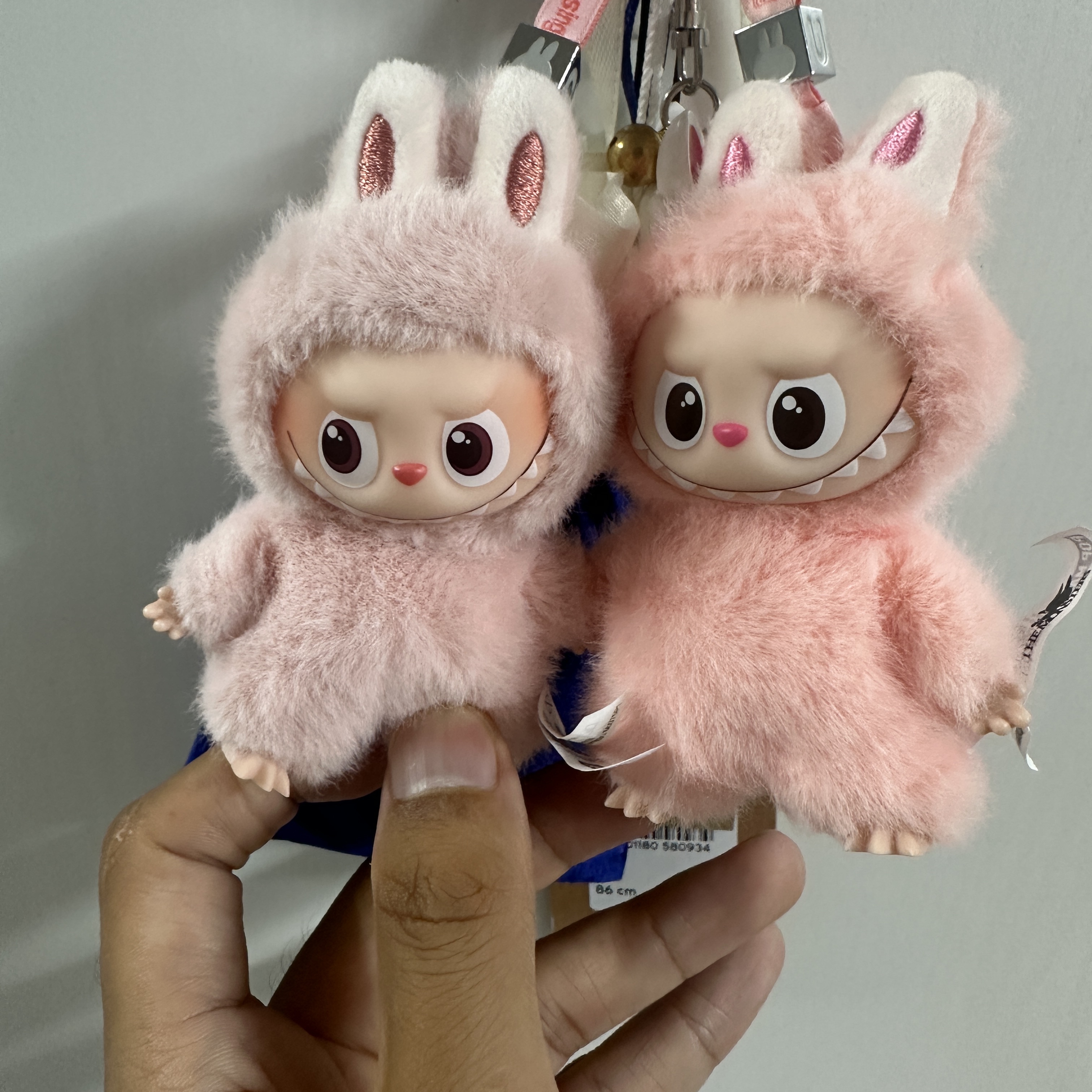 Pop Mart Labubu The Monsters Pin For Love Series Vinyl Plush Pendant Sealed Case (N-Z) (1 Blind Box) 착용 스타일