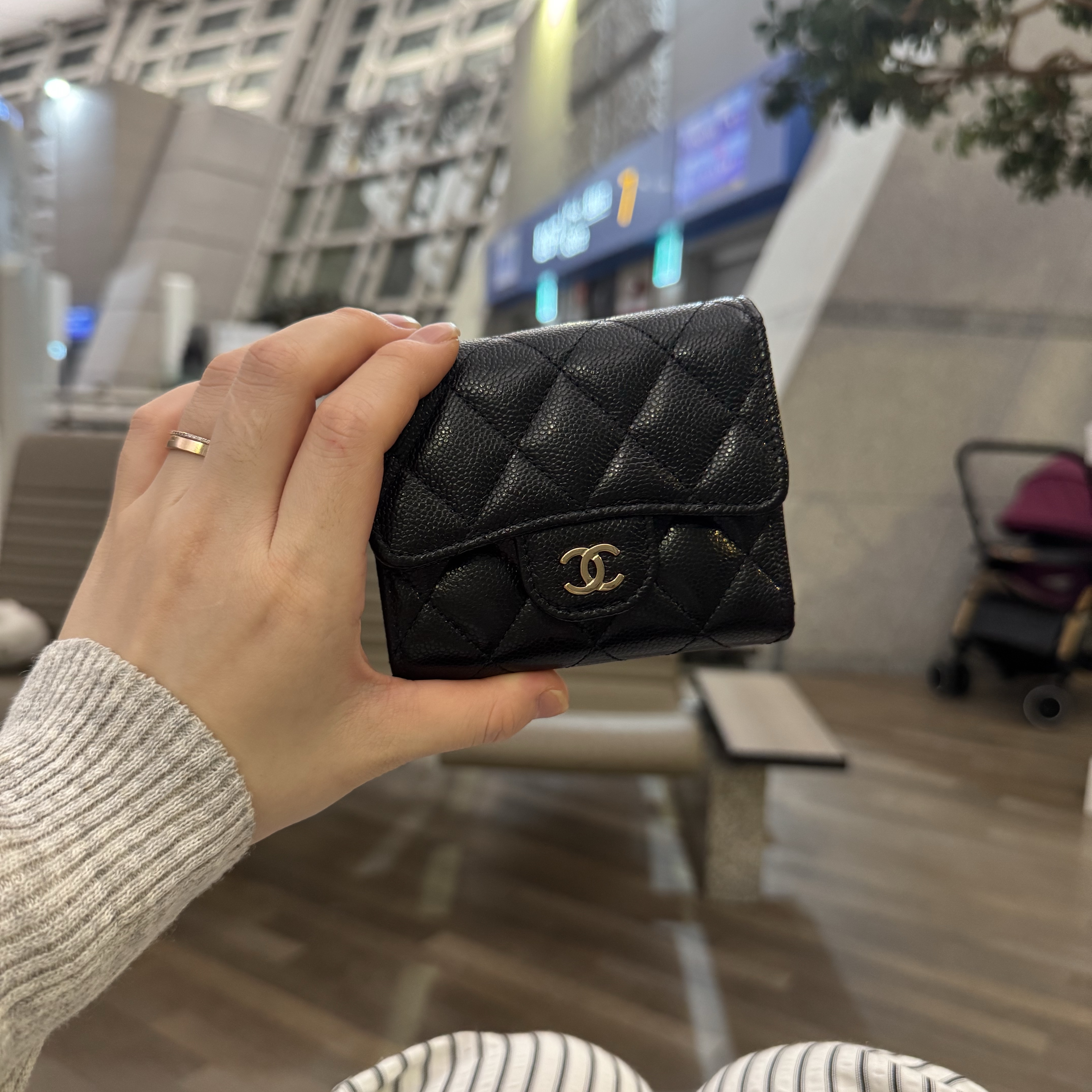 Chanel Classic Small Flap Wallet Grained Shiny Calfskin & Gold Black, Chanel Classic Card Holder Grained Calfskin & Gold Black 착용 스타일 - 2