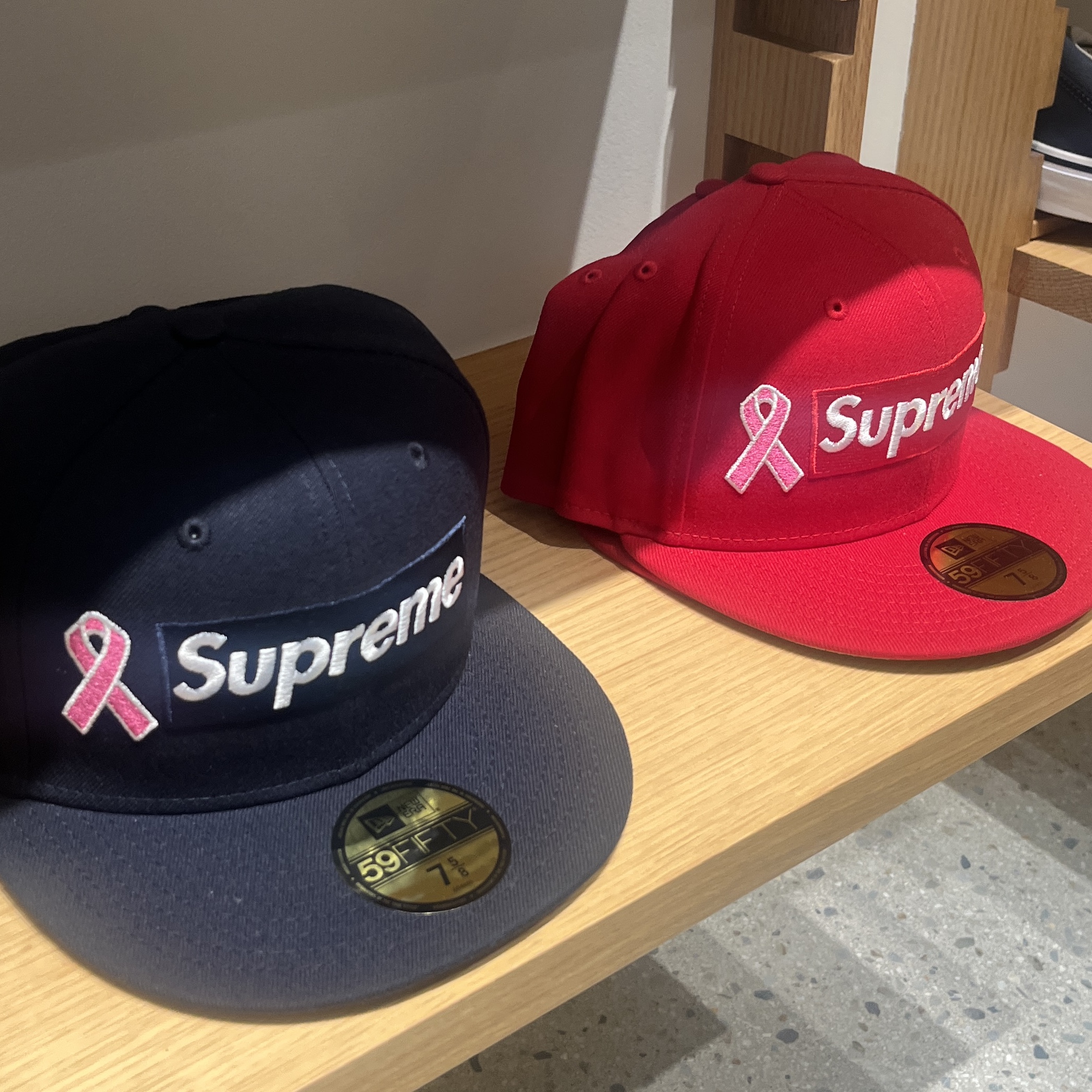 Supreme Breast Cancer Awareness Box Logo New Era Navy - 25FW, Supreme Breast Cancer Awareness Box Logo New Era Red - 25FW 착용 스타일