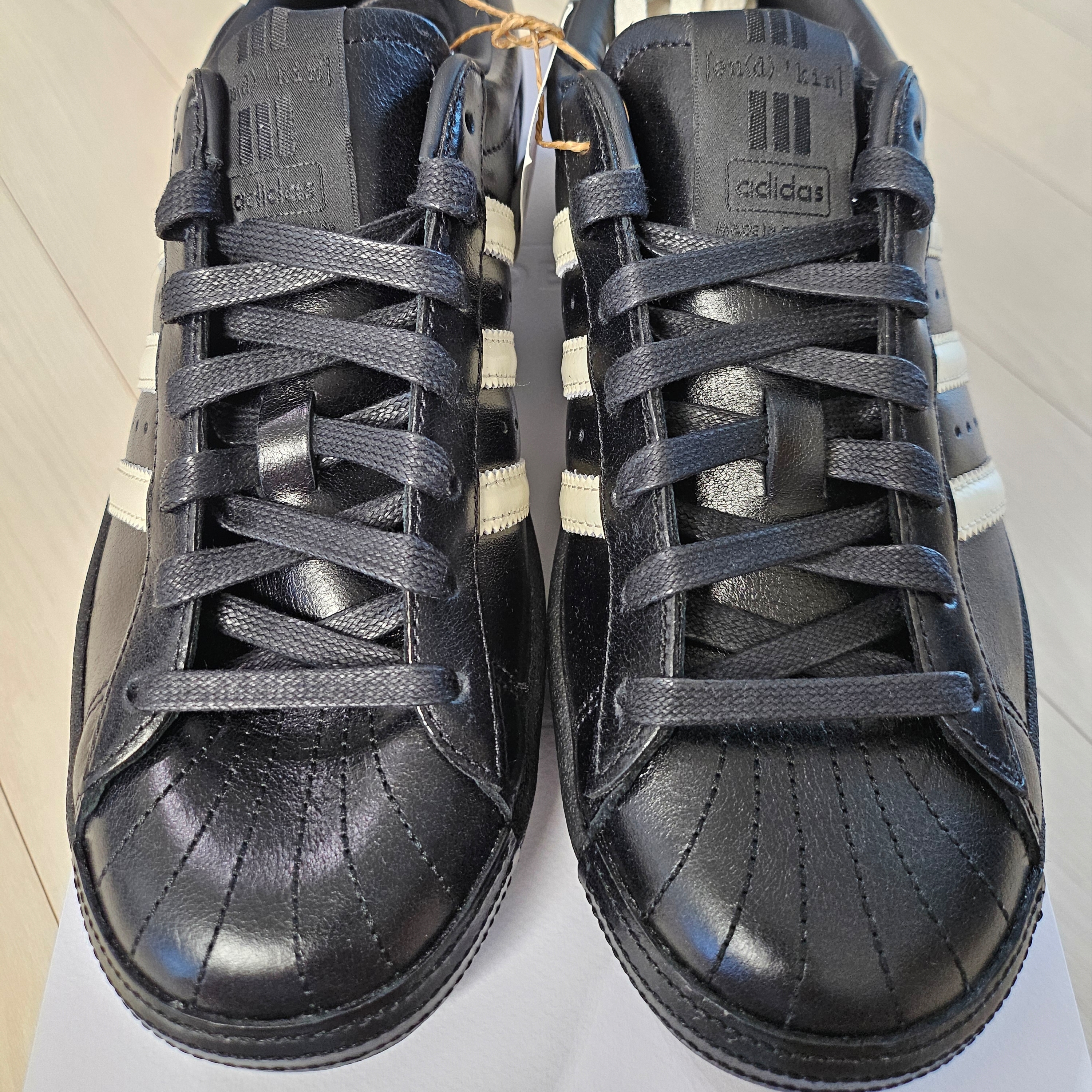 Adidas x Kith Superstar Vintage MIG Black White 착용 스타일 - 2