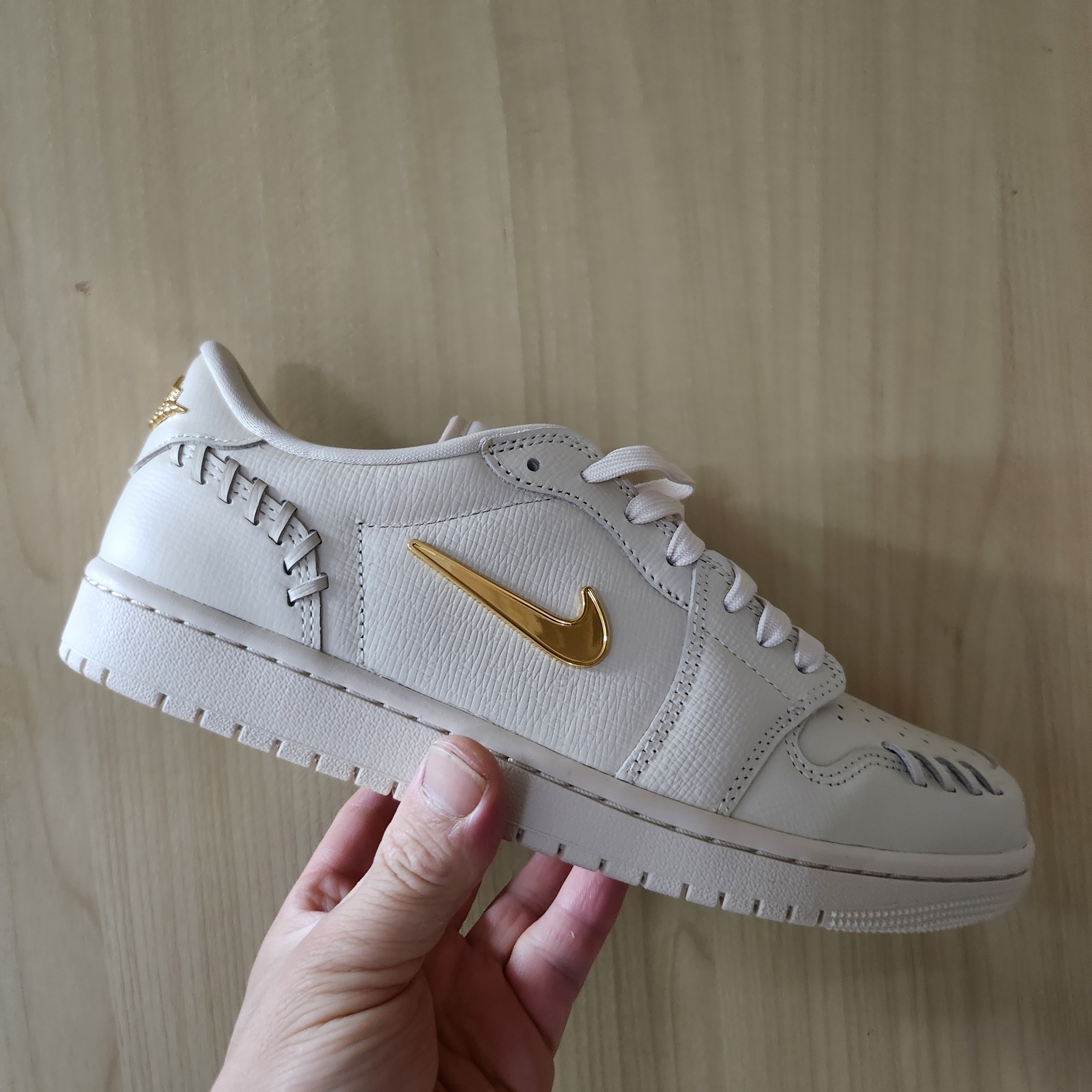 (W) Jordan 1 Low Method of Make Legend Light Brown Metallic Gold 착용 스타일 - 7