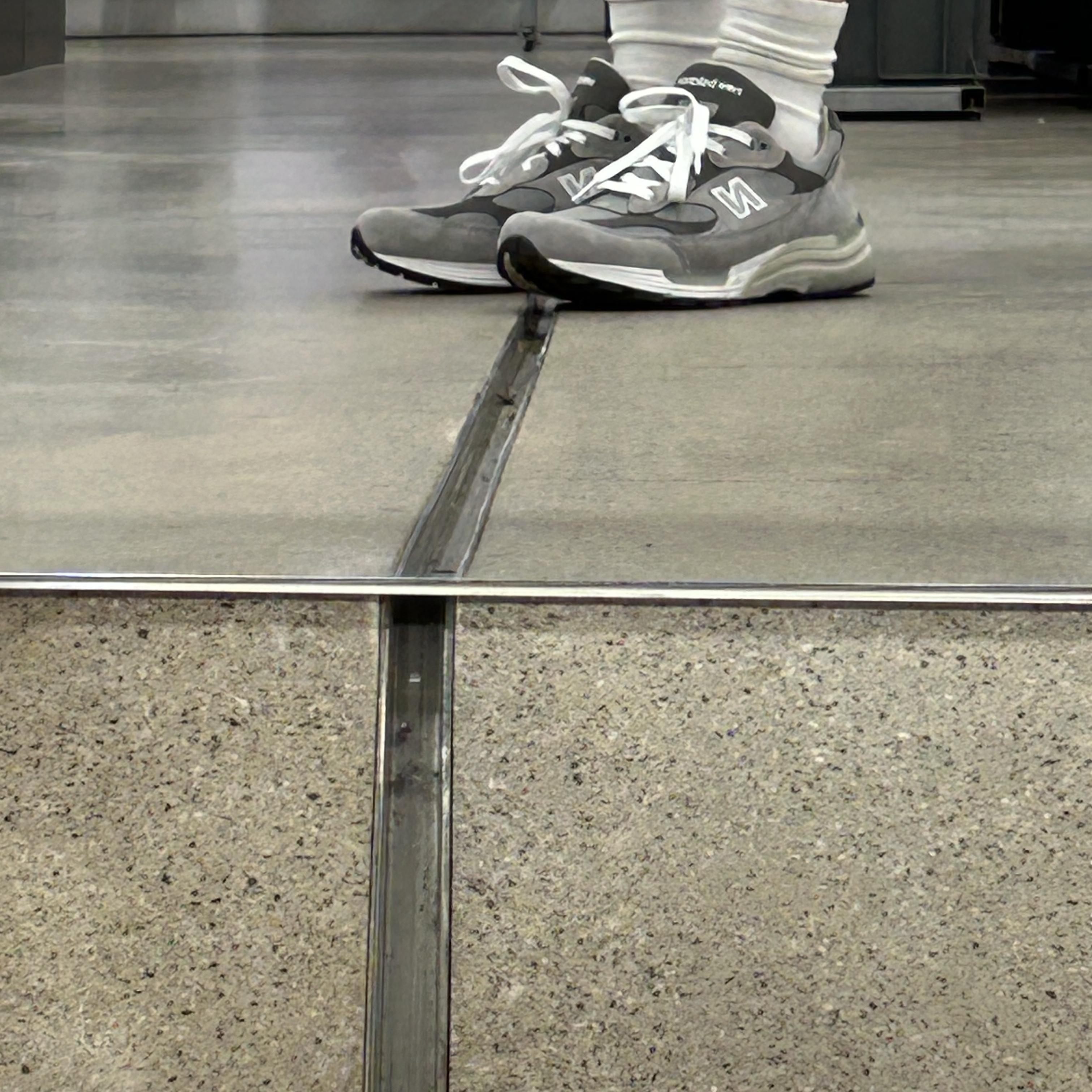 New Balance 992 Made in USA Core Grey Silver Metallic 착용 스타일 - 2