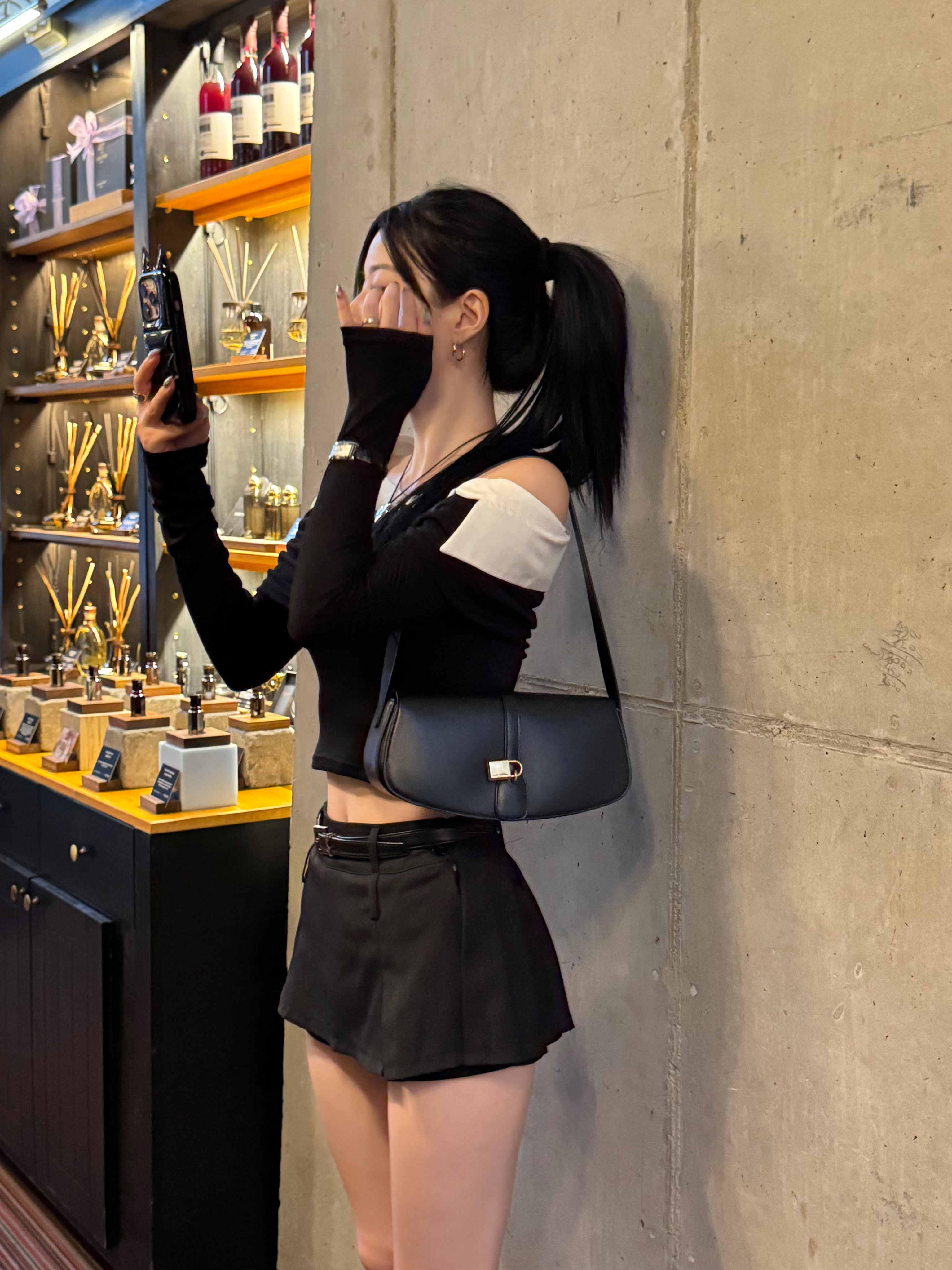 Celine Shoulder Bag Black, Saint Laurent Grained Leather Silver Monogram Slim Belt Black 착용 스타일 - 1