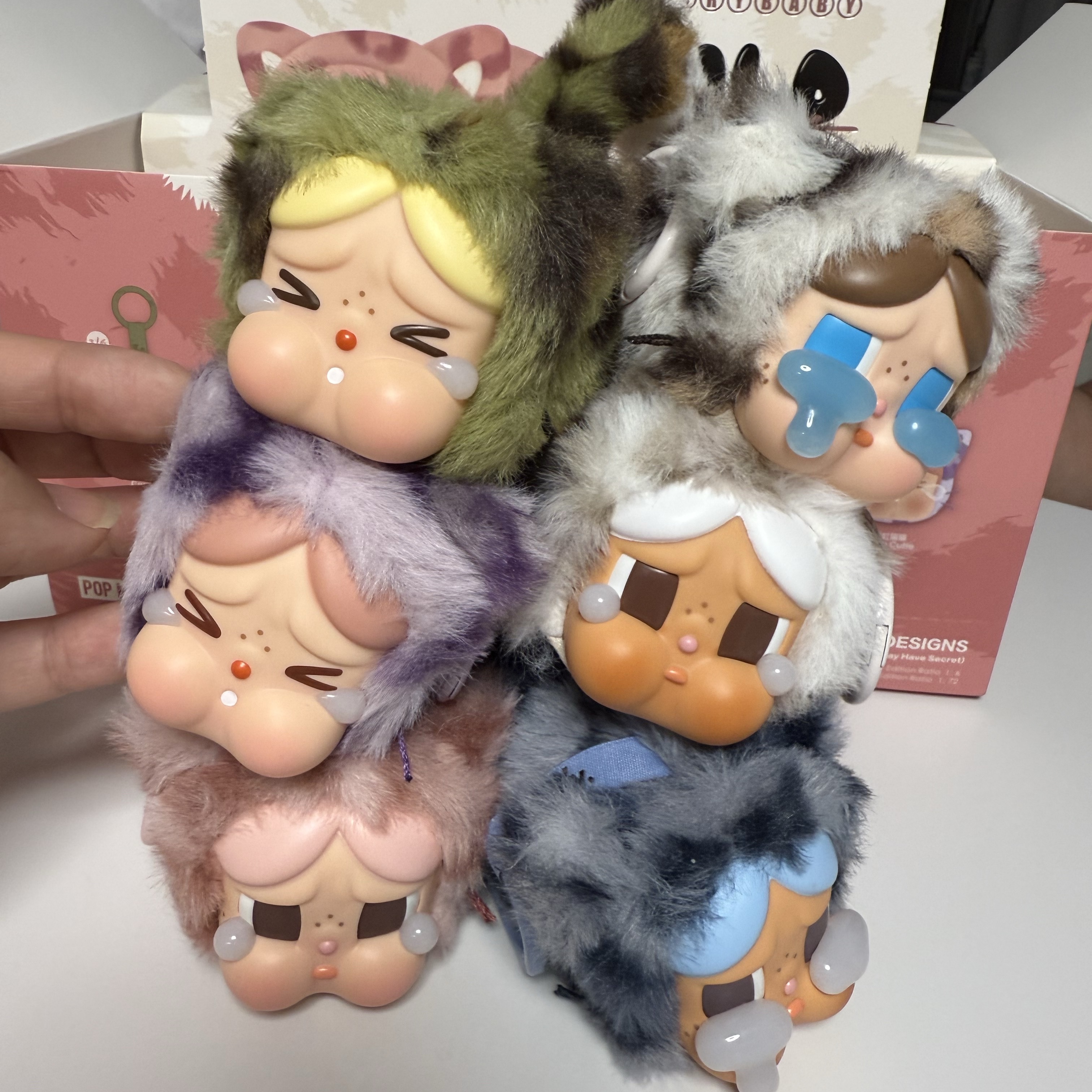 Pop Mart Crybaby Wild But Cutie Series Vinyl Plush Pendant (6 Blind Boxes) 착용 스타일