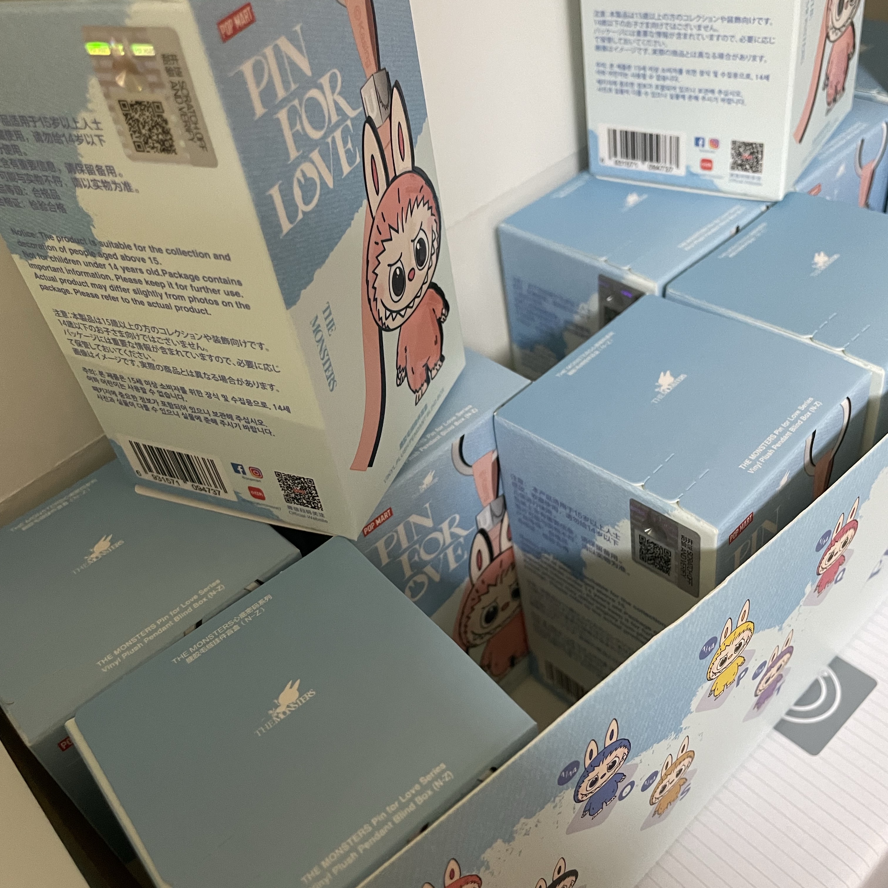 Pop Mart Labubu The Monsters Pin For Love Series Vinyl Plush Pendant Sealed Case (N-Z) (14 Blind Boxes) 착용 스타일