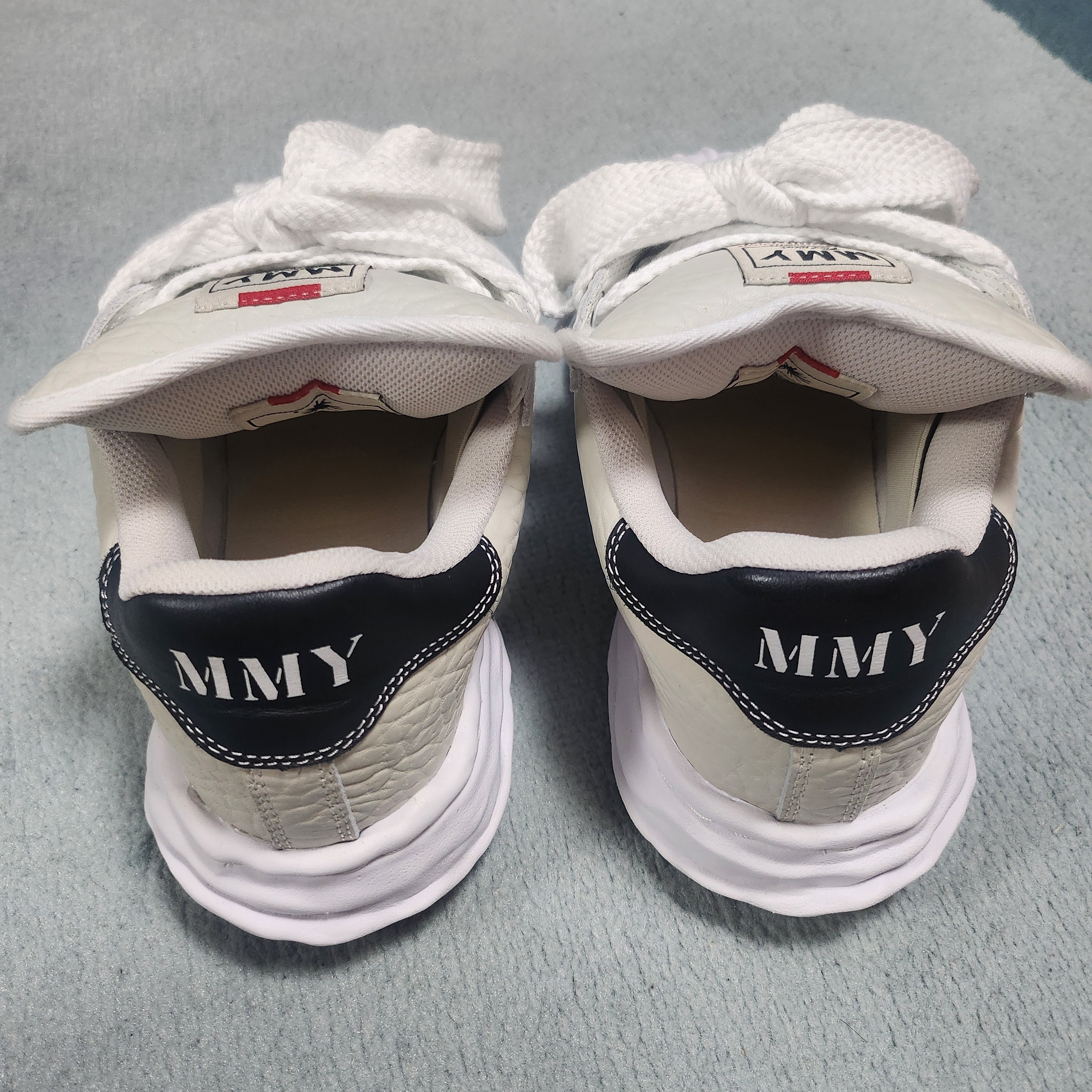 Maison Mihara Yasuhiro Blakey Puffer OG Sole Monster Leather Low-top Sneakers White 착용 스타일 - 4