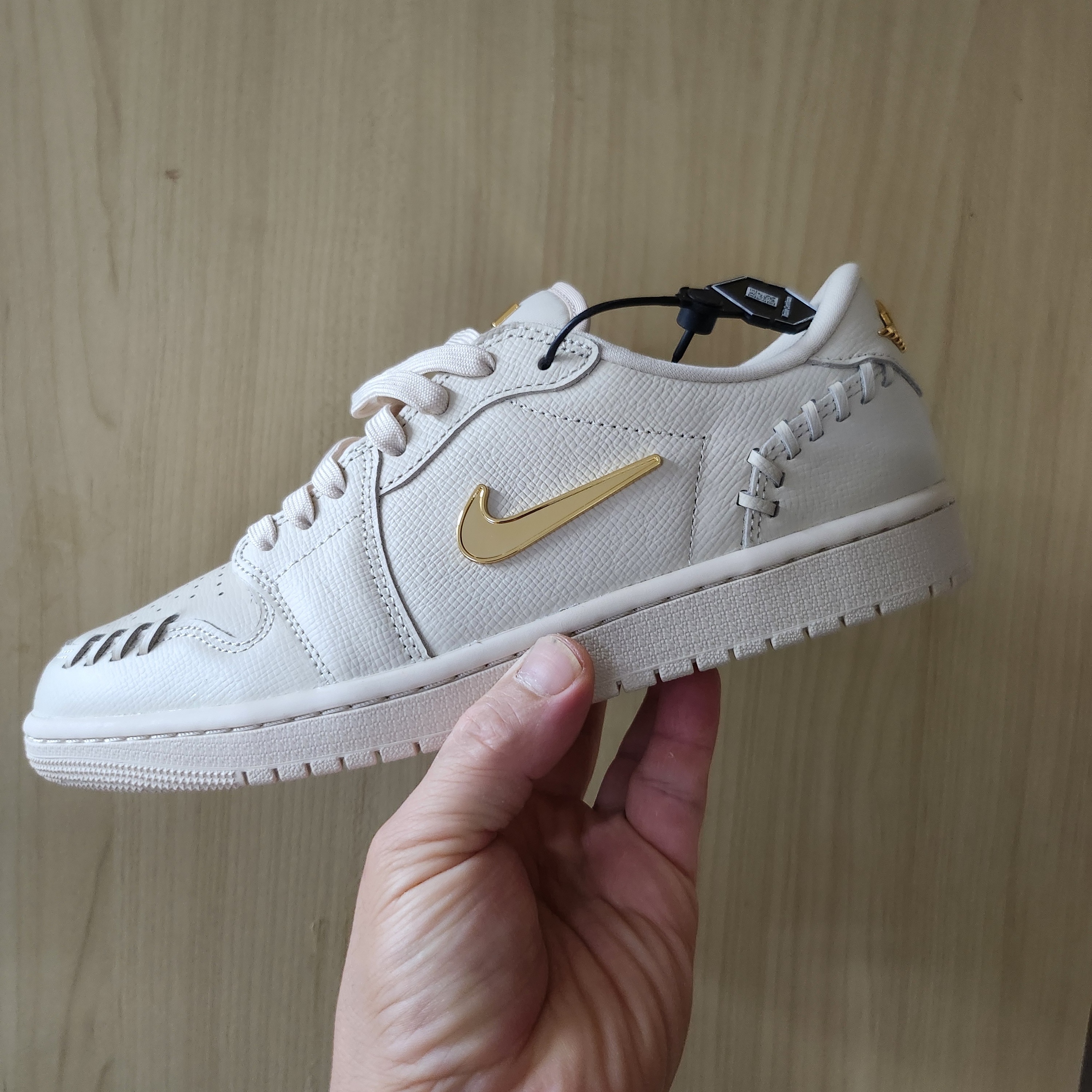 (W) Jordan 1 Low Method of Make Legend Light Brown Metallic Gold 착용 스타일 - 1