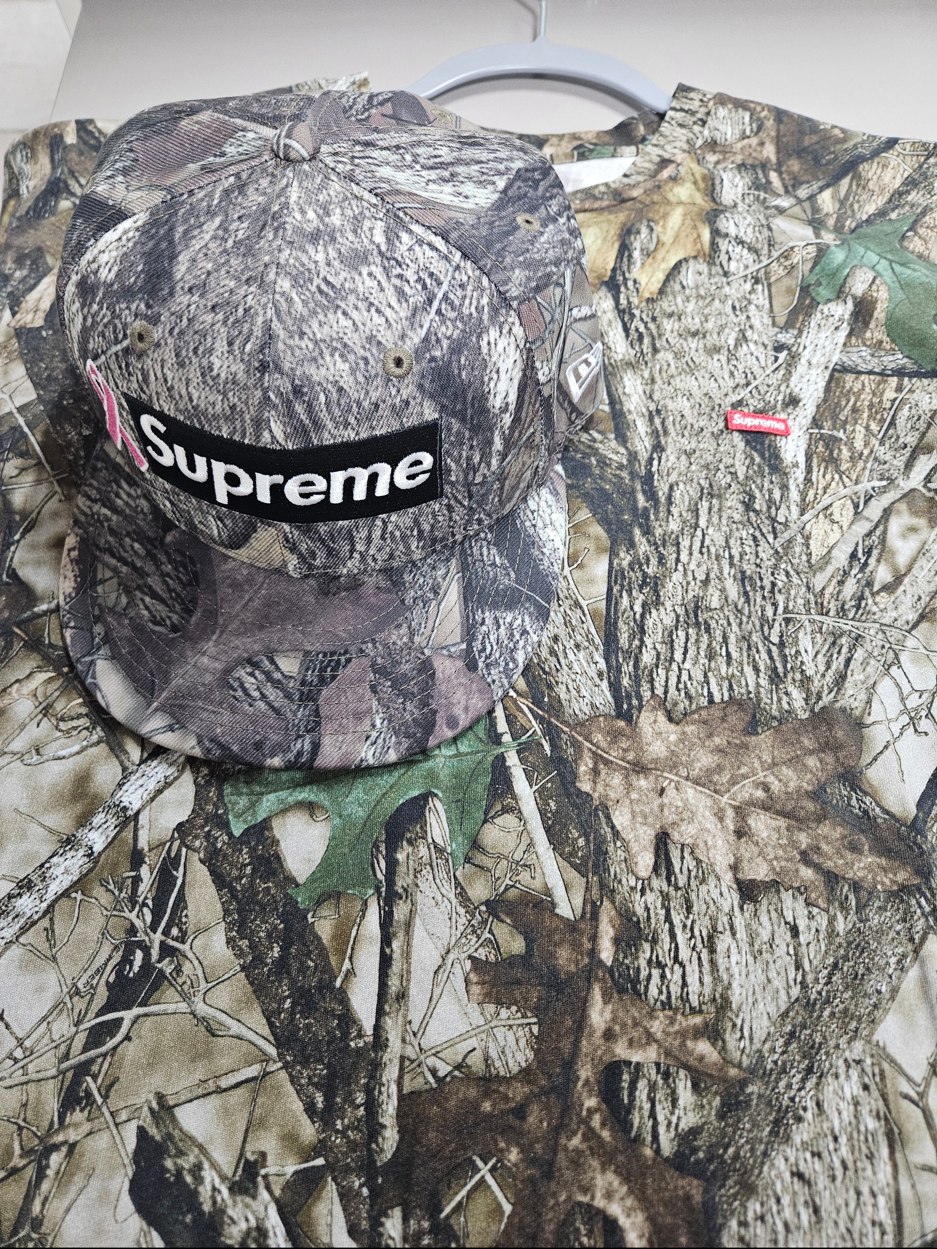 Supreme Breast Cancer Awareness Box Logo New Era TrueTimber HTC Fall Camo - 25FW, Supreme Small Box T-Shirt TrueTimber HTC Fall Camo - 24FW 착용 스타일 - 1
