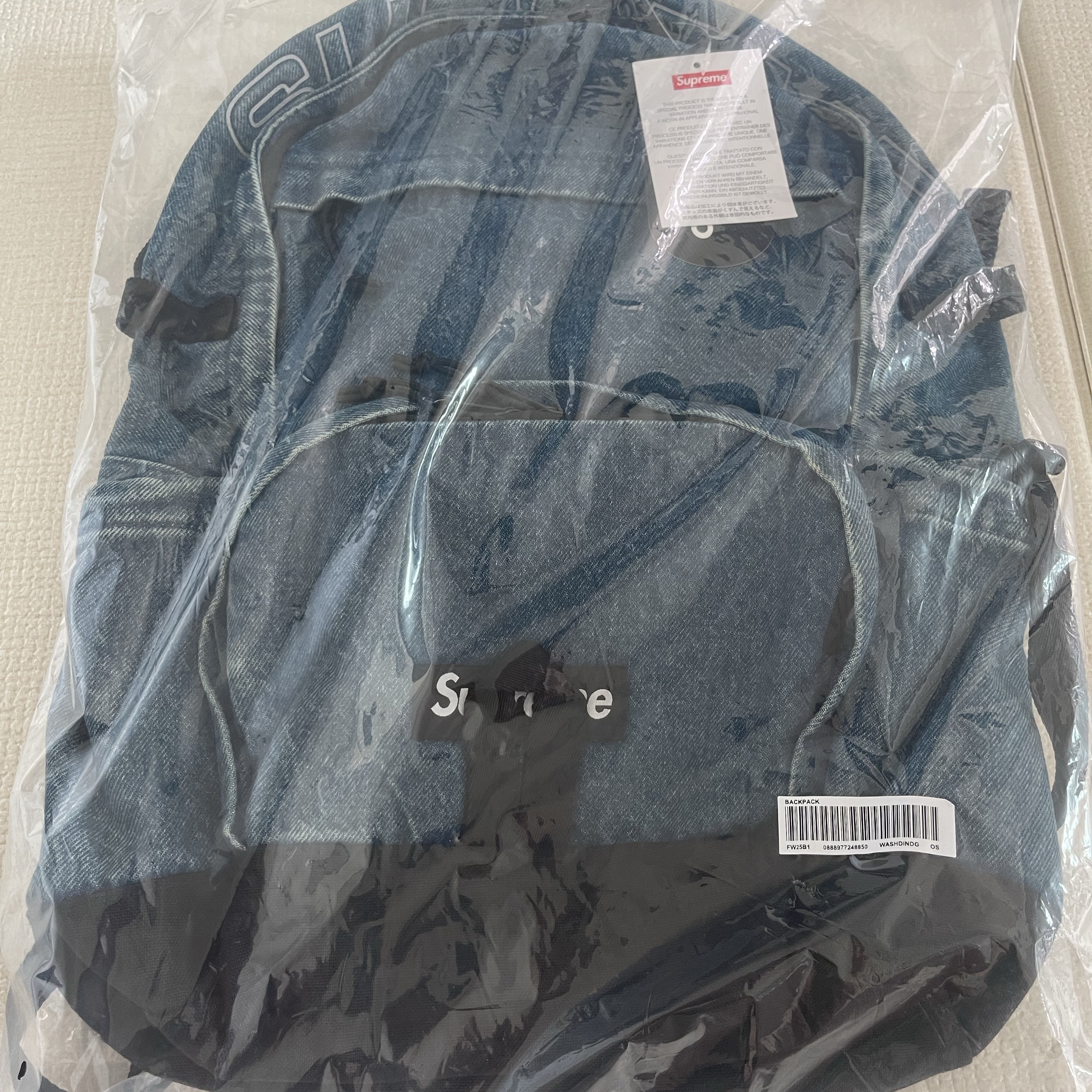 Supreme Denim Backpack Washed Indigo - 25FW, Supreme x SyuRo Tinplate Box Silver - 25FW 착용 스타일 - 1