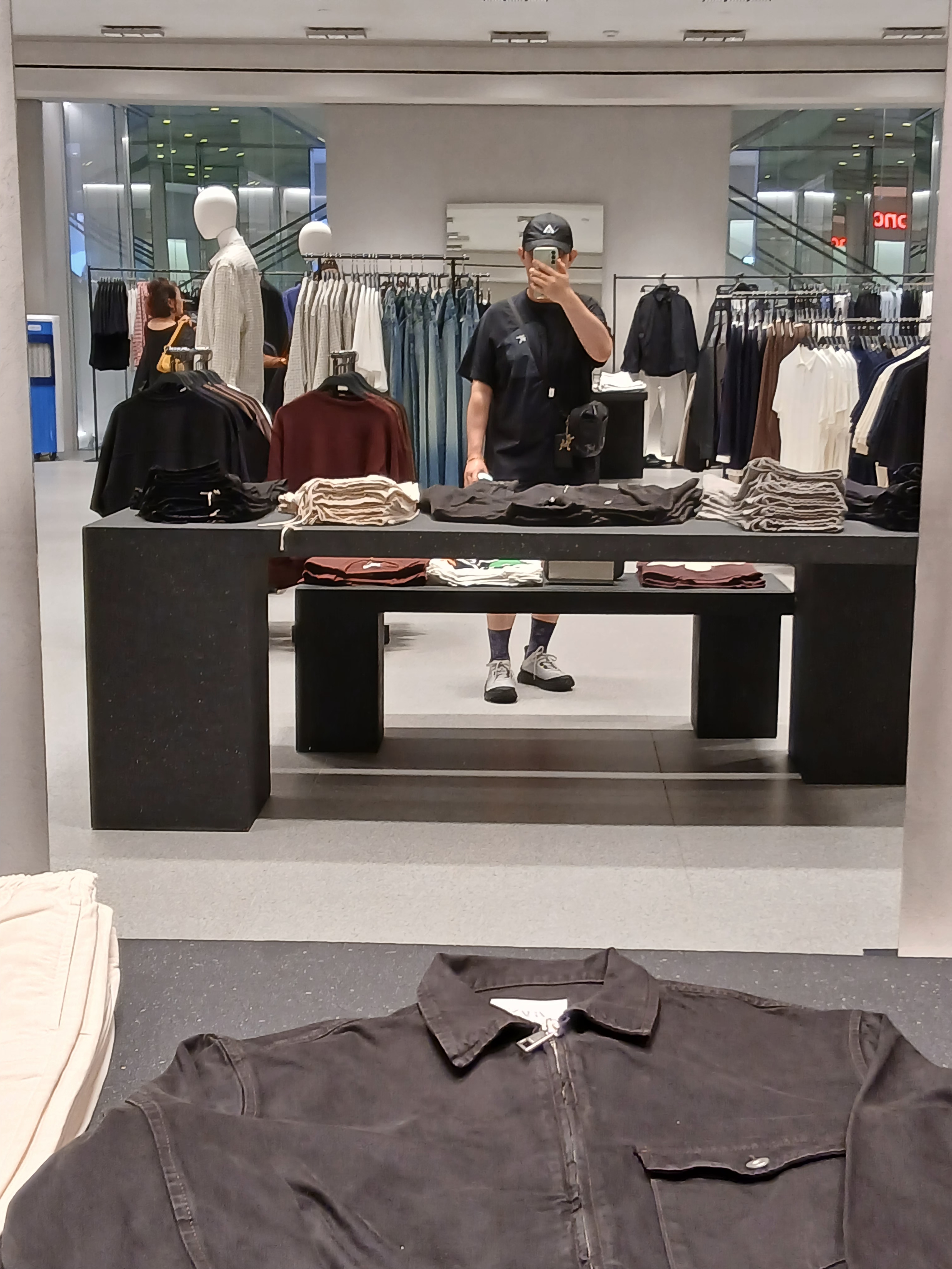 Nike ACG Trail Cap Black, Arc'teryx Konseal Pocket T-Shirt Black Grey 착용 스타일 - 3