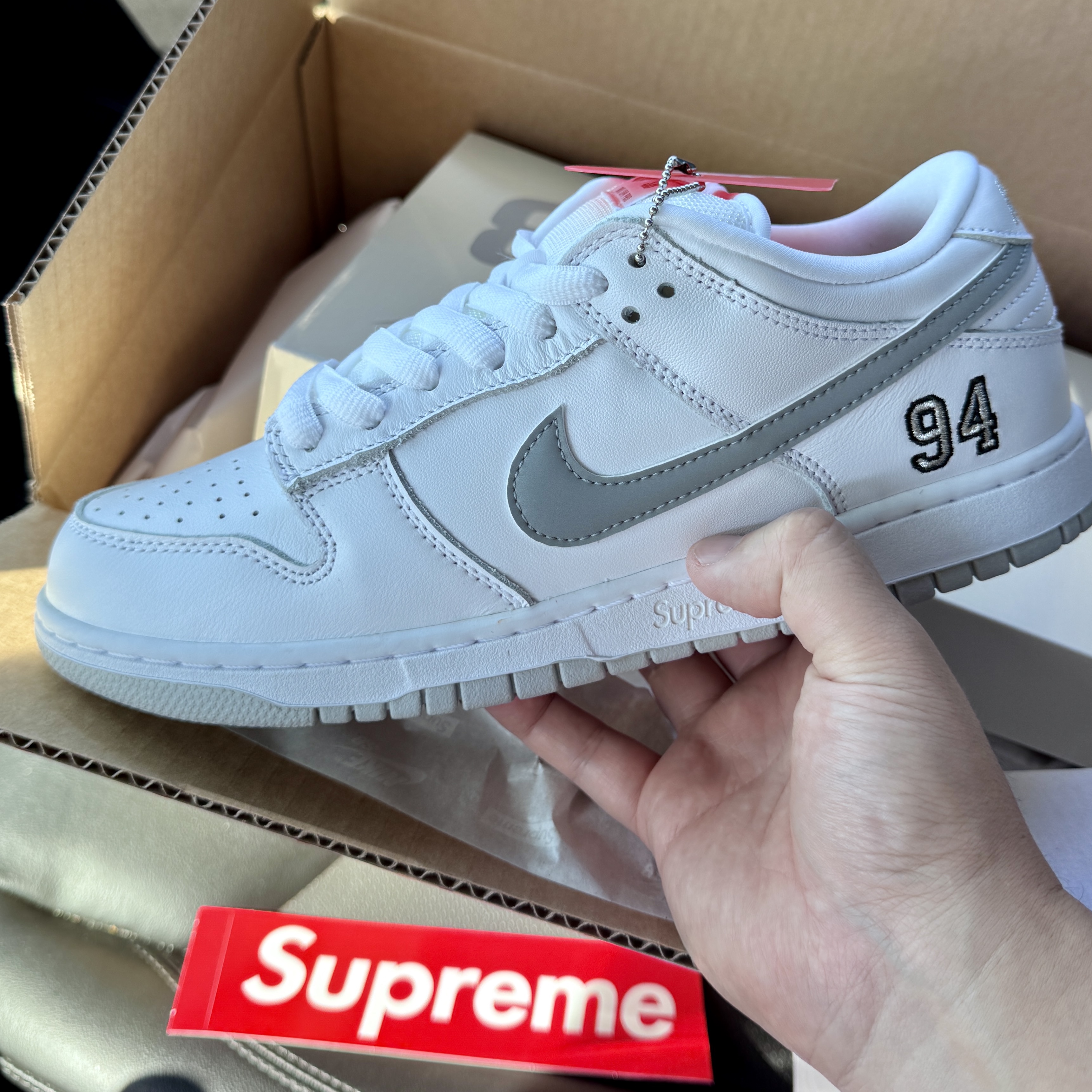 Nike x Supreme SB Dunk Low White 착용 스타일