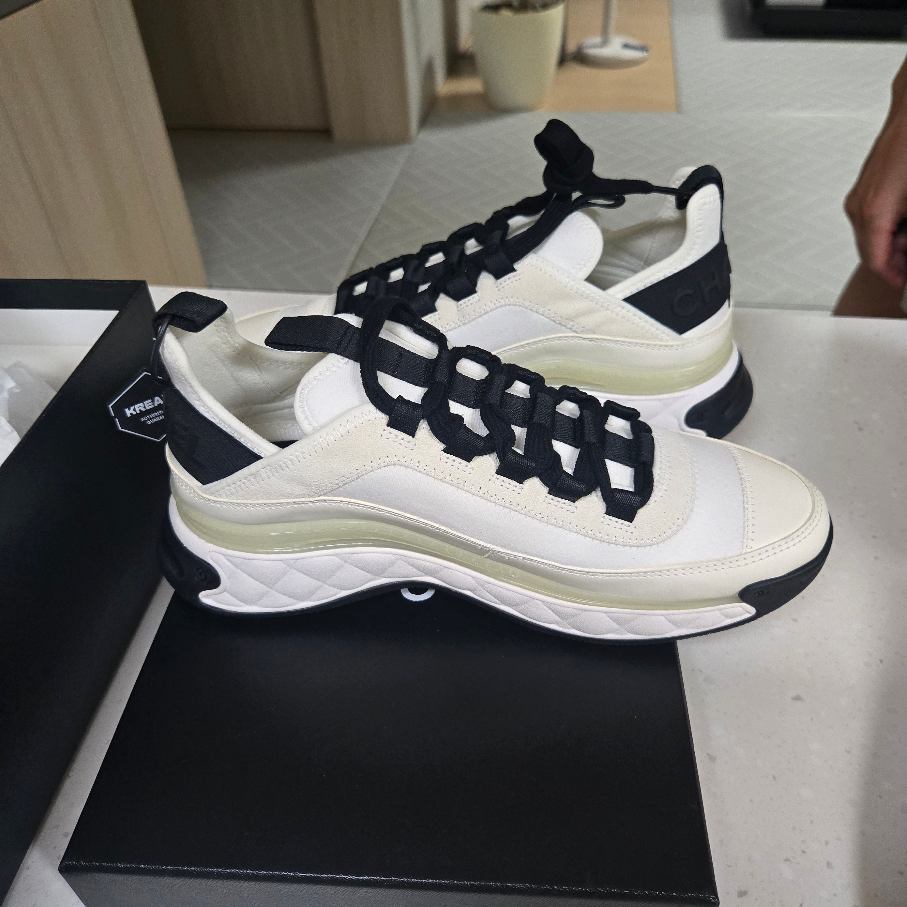 (W) Chanel Mixed Fibers Sneakers Velvet Calfskin & Gold Ivory 착용 스타일 - 3