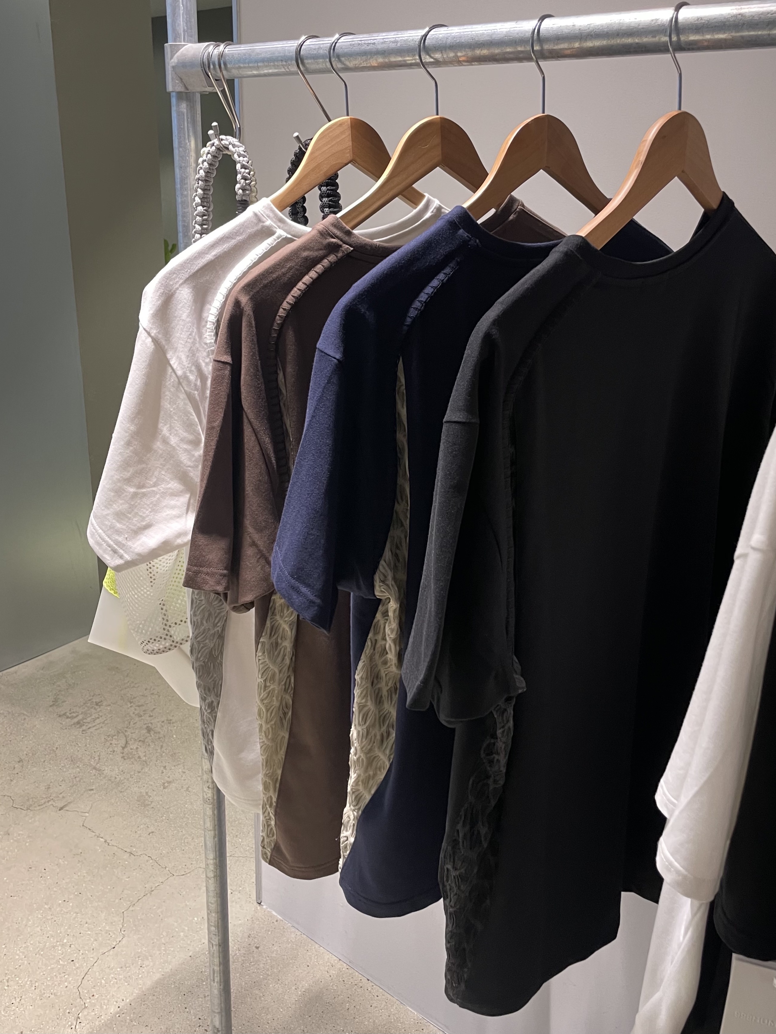 Xlim Ep.7 Synopsis 02 T-Shirt Navy, Xlim Ep.7 Synopsis 02 T-Shirt Brown 착용 스타일