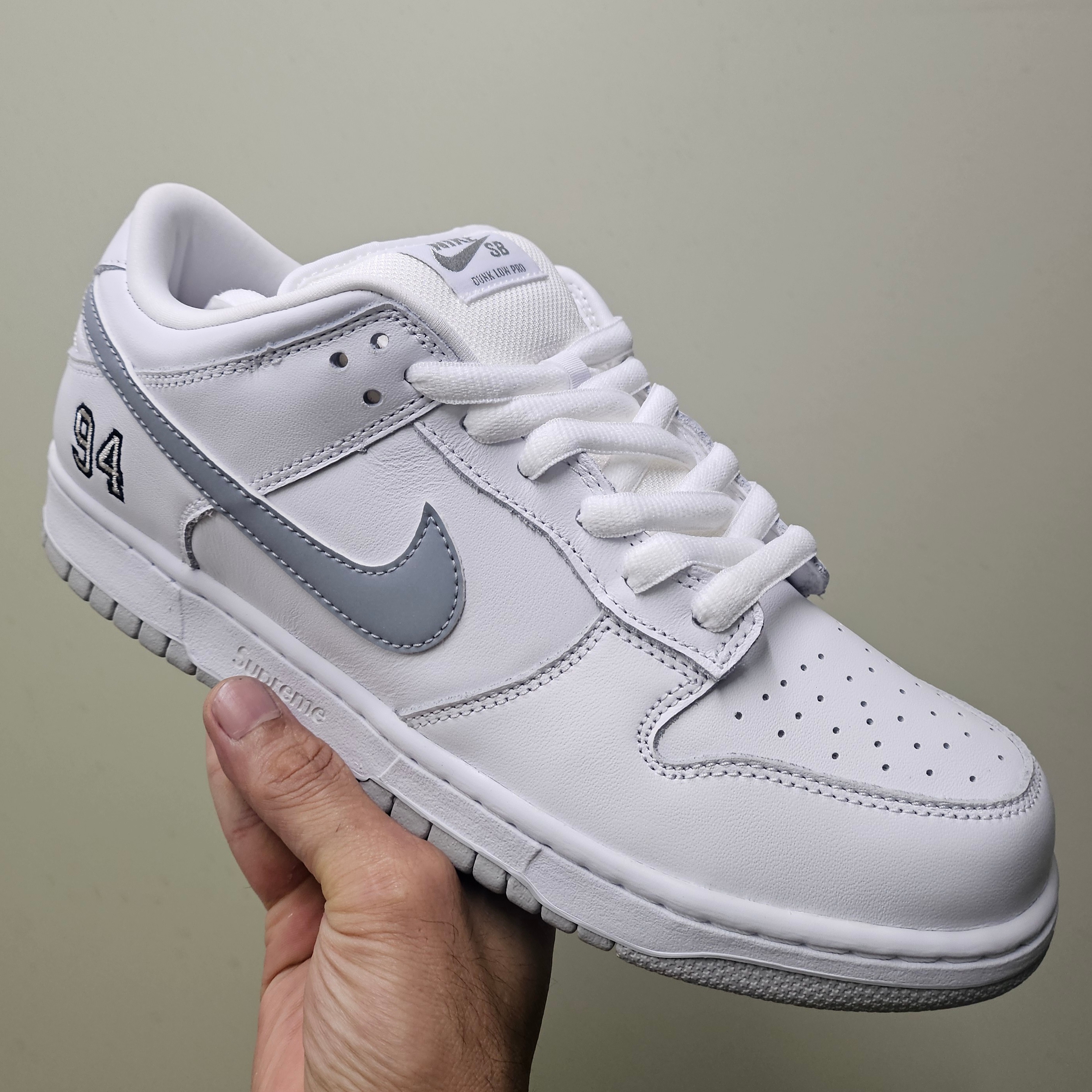 Nike x Supreme SB Dunk Low White 착용 스타일 - 4