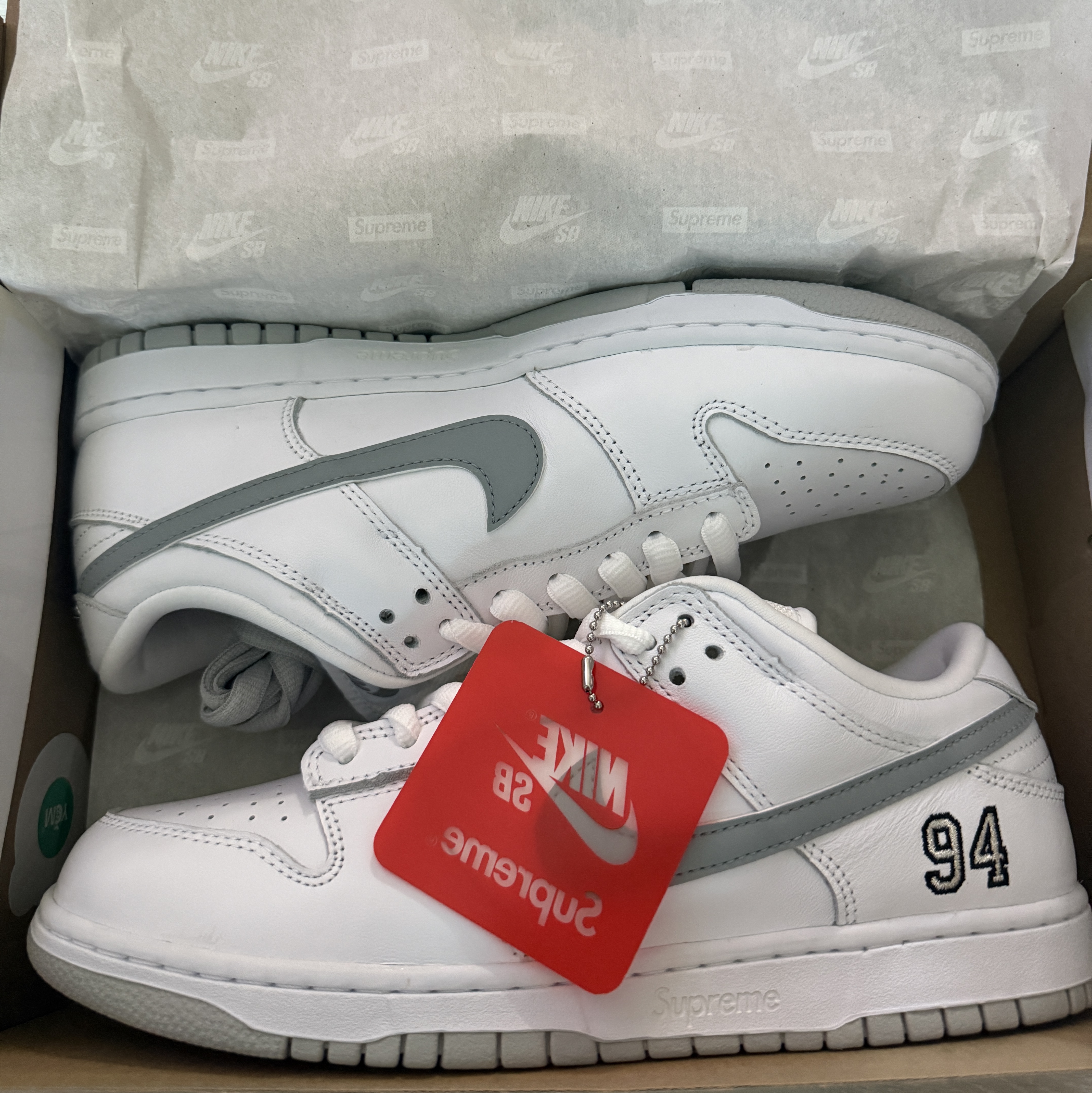 Nike x Supreme SB Dunk Low White 착용 스타일 - 1