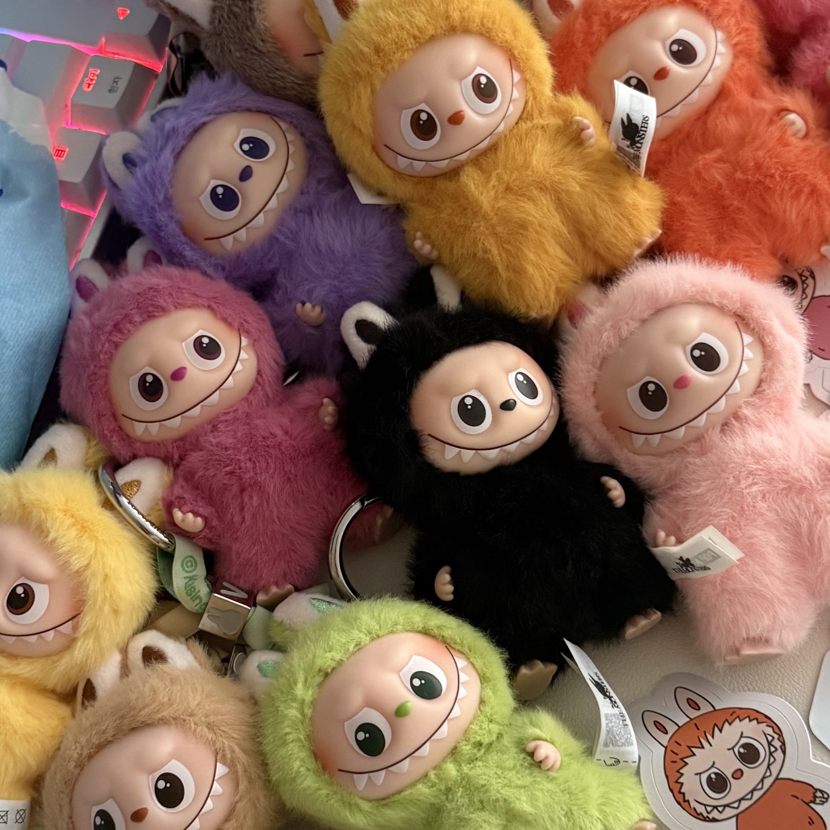 Pop Mart Labubu The Monsters Pin For Love Series Vinyl Plush Pendant Sealed Case (N-Z) (14 Blind Boxes) 착용 스타일