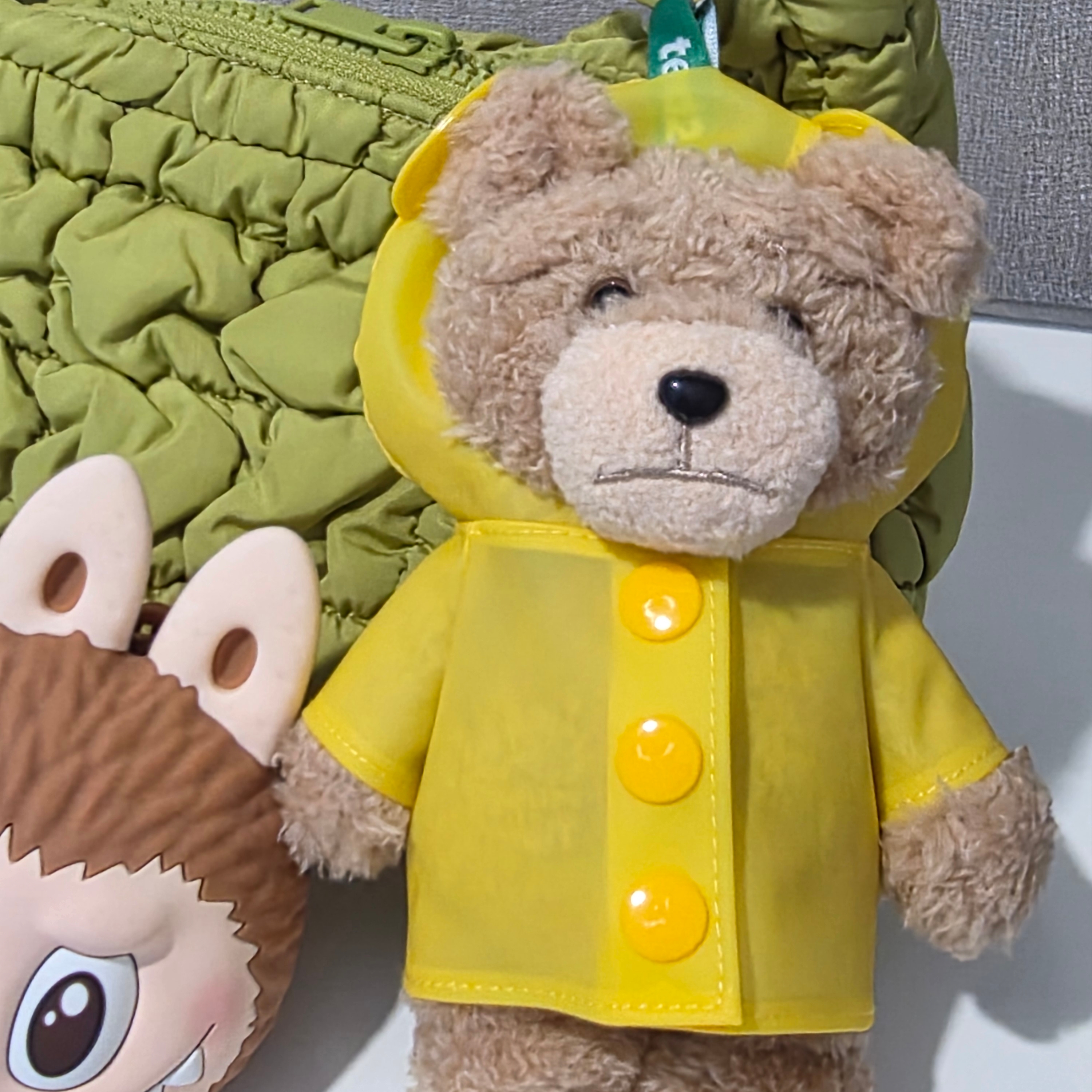 Pop Mart Ted2 Teddy Bear Action Plush Pendant Raincoat Bear (Opened Case), COS Quilted Micro Bag Green 착용 스타일 - 2