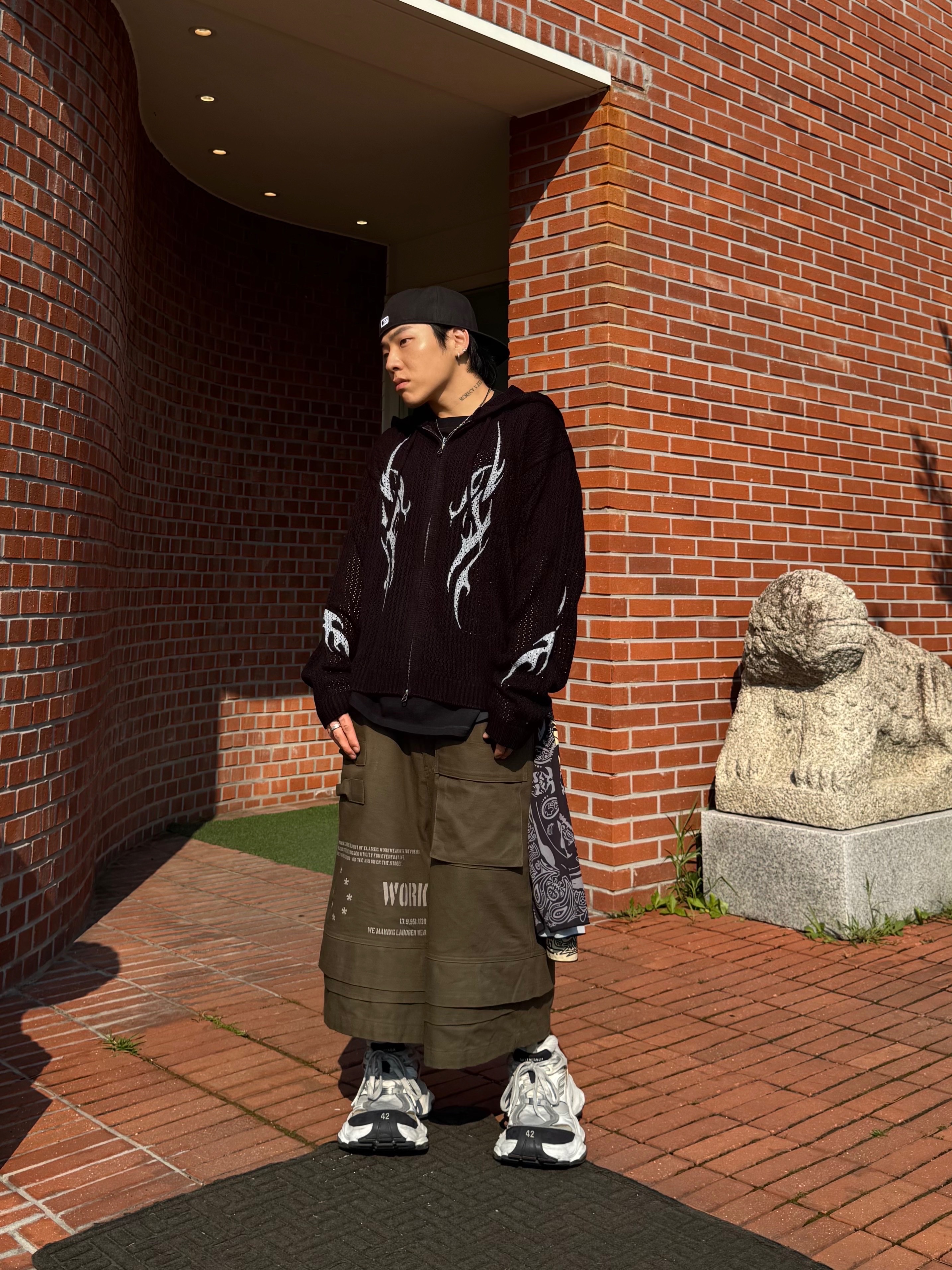 Balenciaga Cargo Sneakers White Grey, Wapworks Engineered Oxford Bermuda Khaki 착용 스타일 - 1