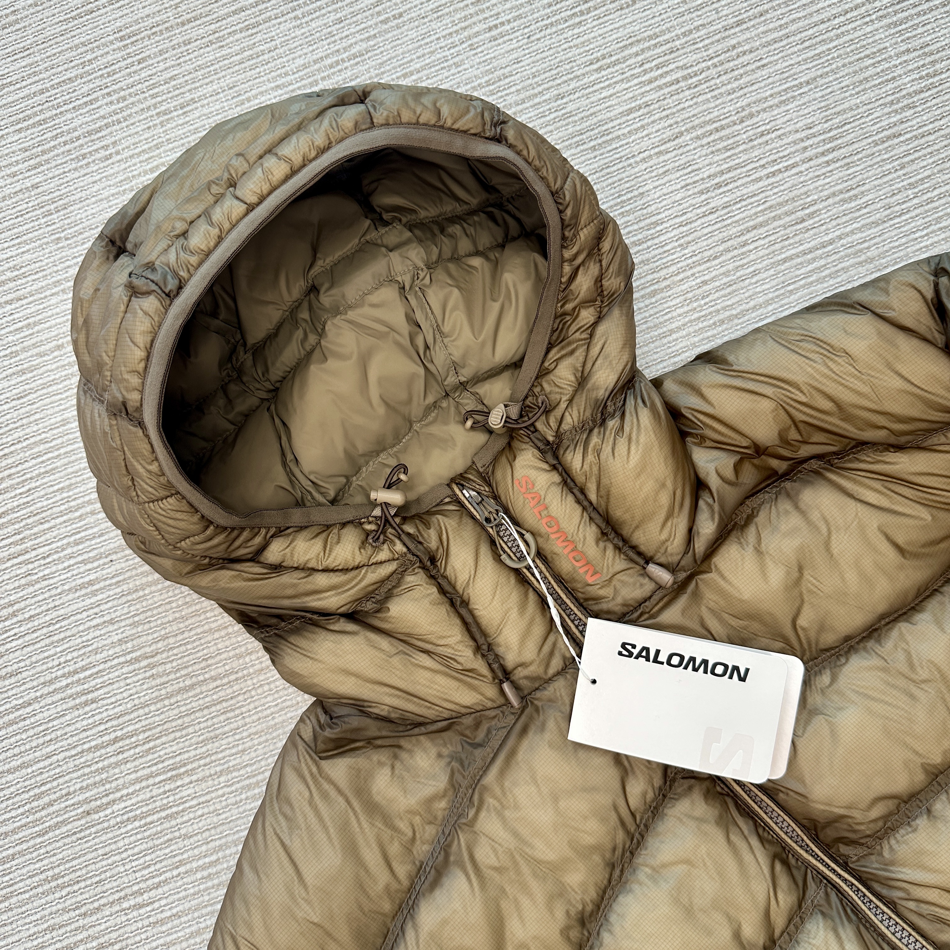 Salomon UNI Cross Insulation Jacket Dark Brown, Salomon UNI Cross Insulation Jacket Light Grey 착용 스타일